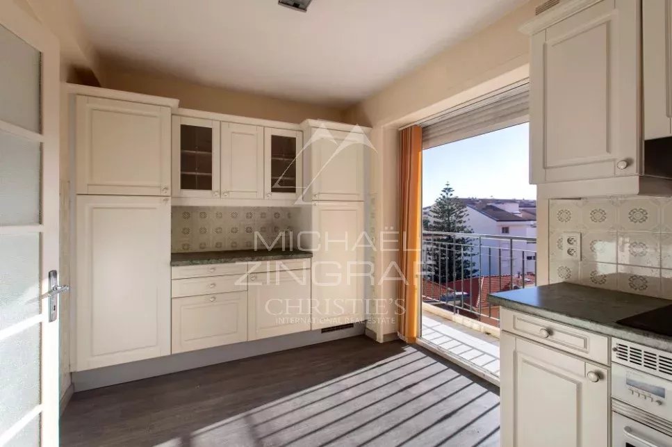 Apartment in need of refurbishment - 3 rooms - 104 m² - Town centre near the sea