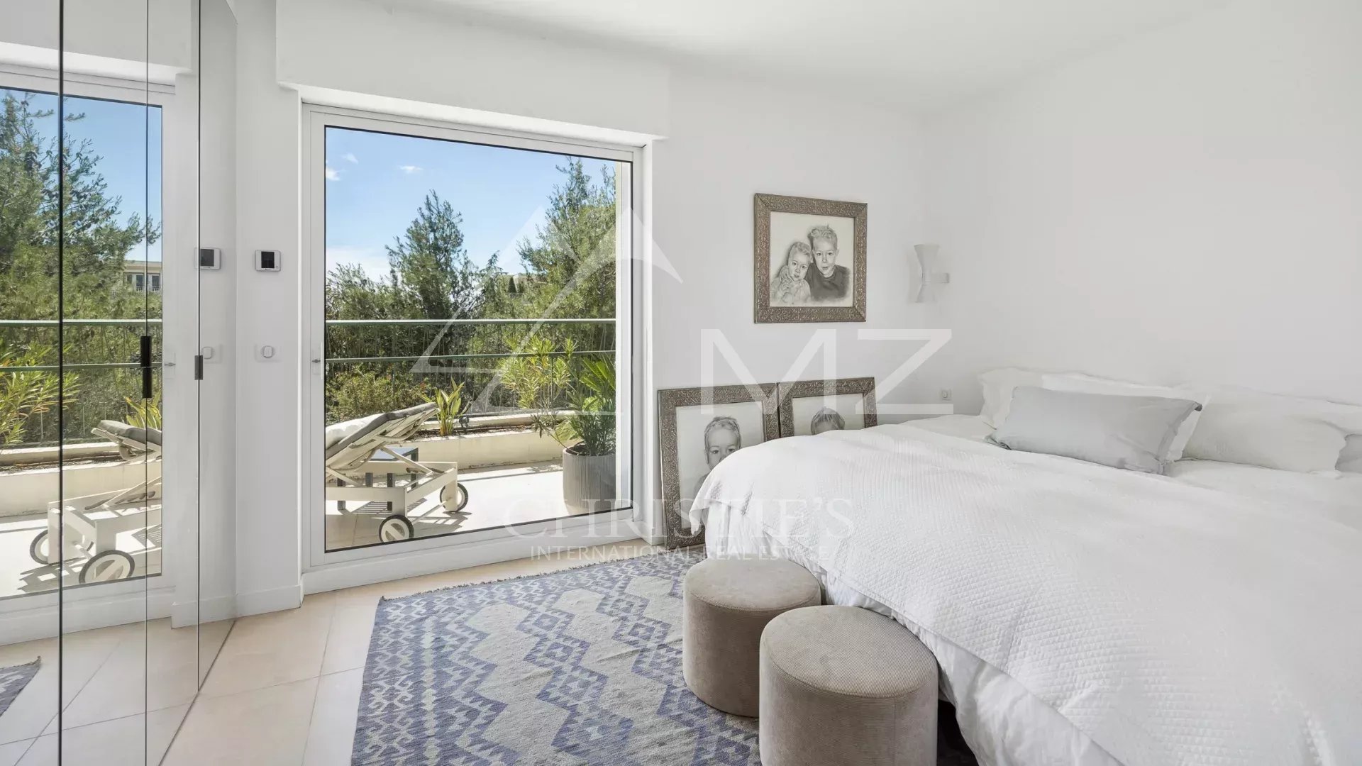 SOLE AGENT: 15 minutes walk from the city center, discover this exceptional roof villa