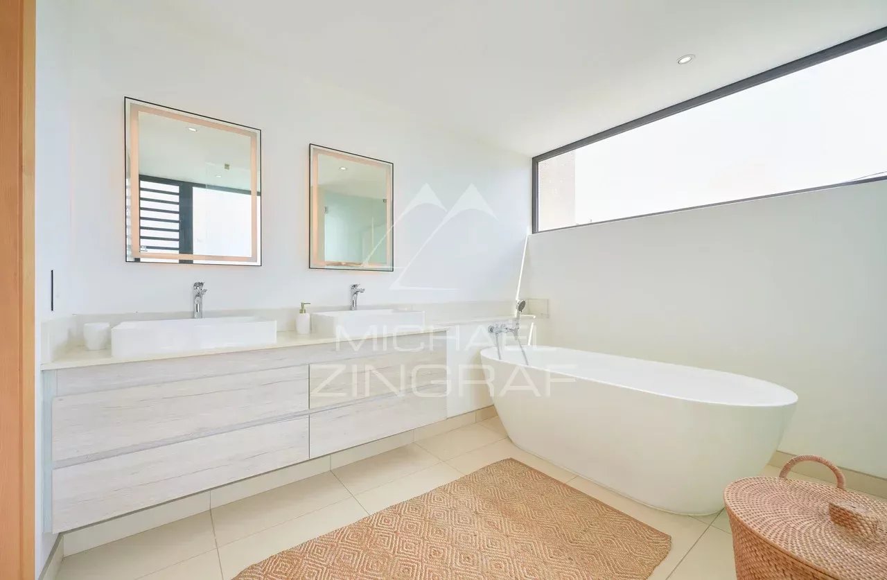 Villa avec piscine dans une résidence sécurisée à Péreybère