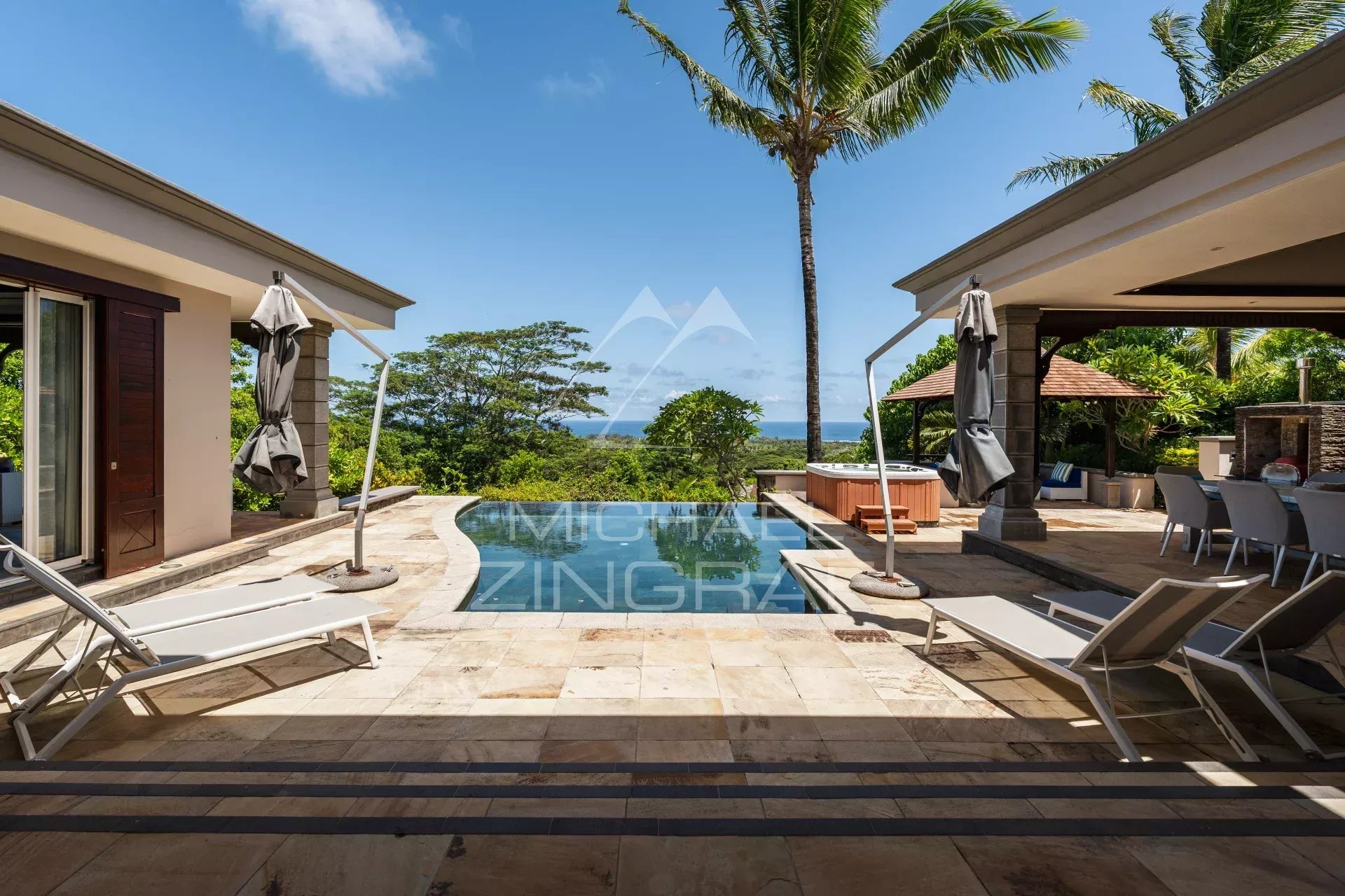 Villa d’exception avec vue panoramique sur l’océan à Valriche