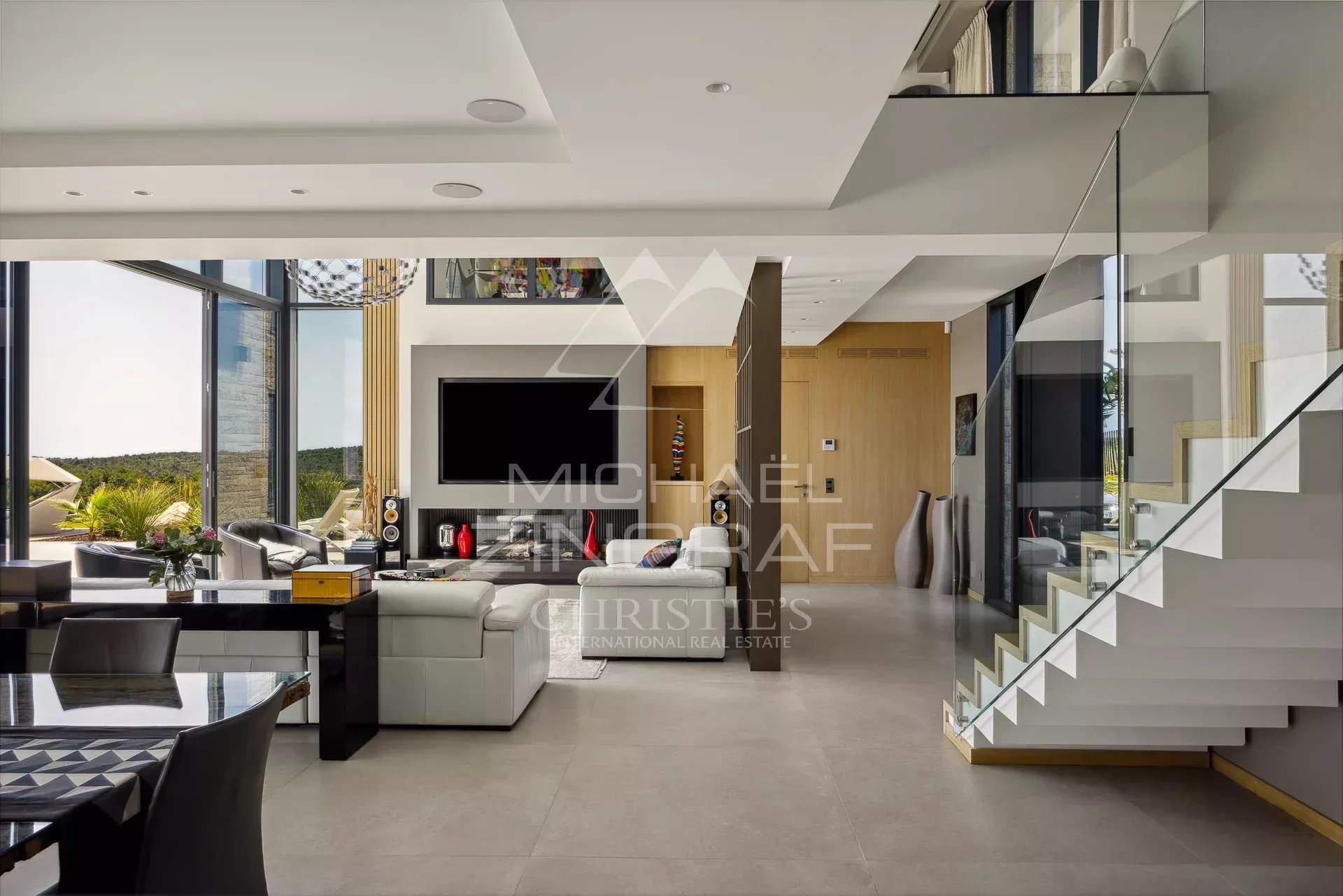 Villa contemporaine avec vue panoramique mer.