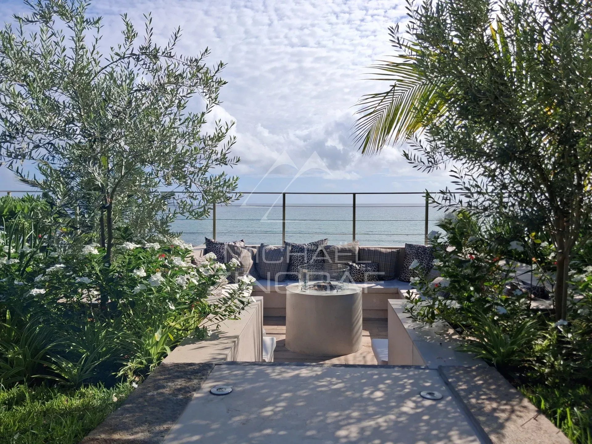 Außergewöhnliches Penthouse direkt am Wasser in Pointe aux Canonniers