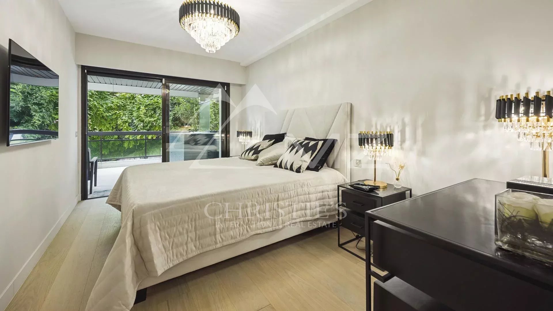 Magnificent contemporary apartment with a magical sea view
