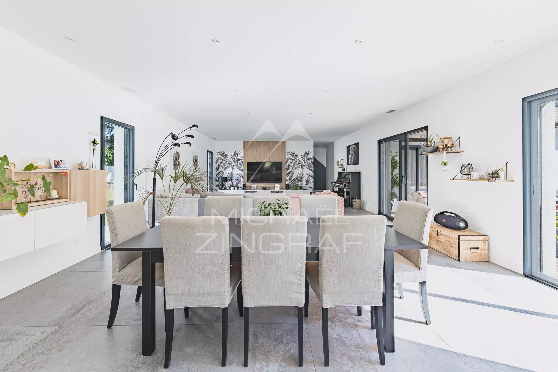 Villa et maison d’amis sur 2 300 m² de terrain