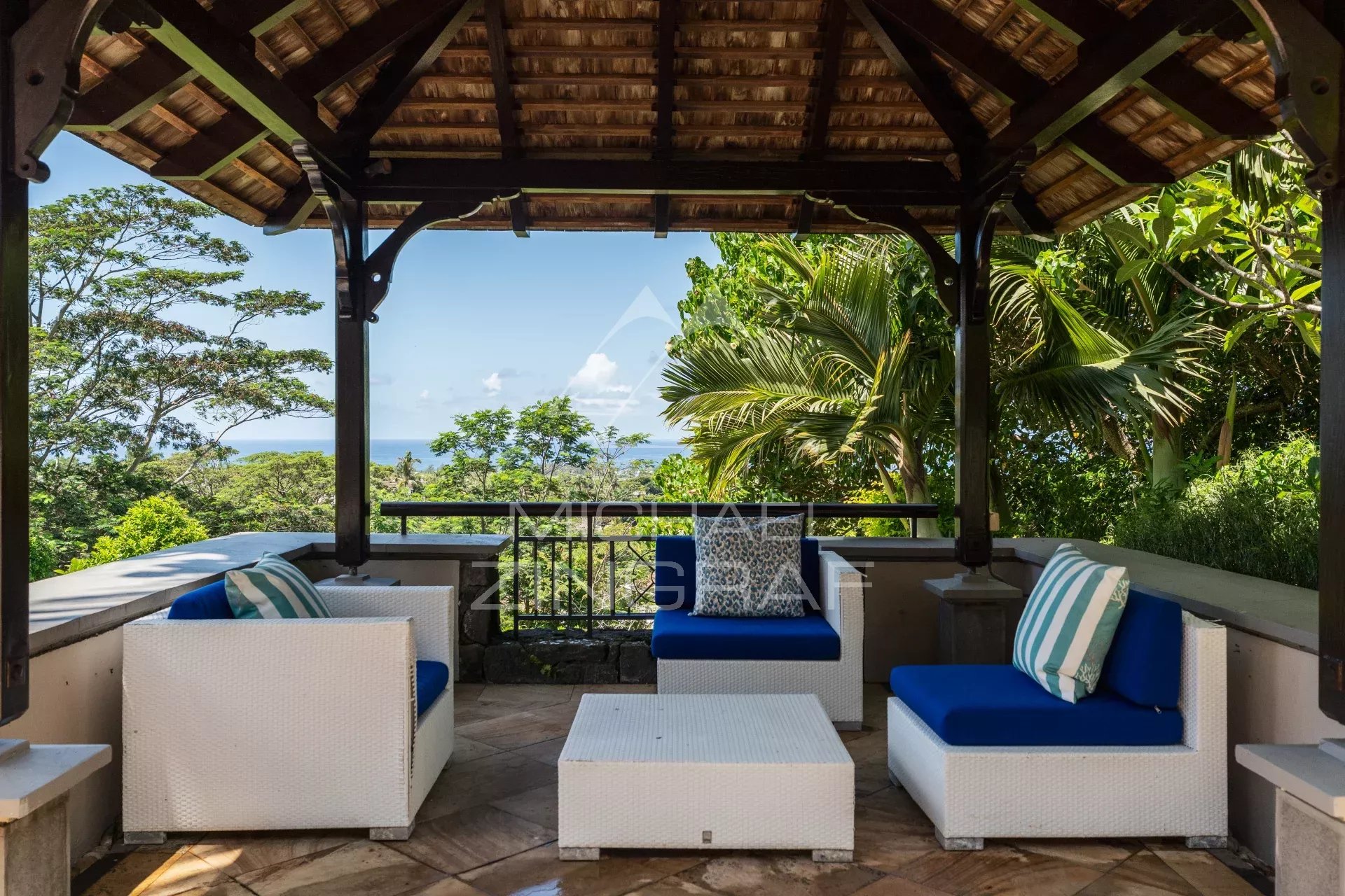 Villa d’exception avec vue panoramique sur l’océan à Valriche