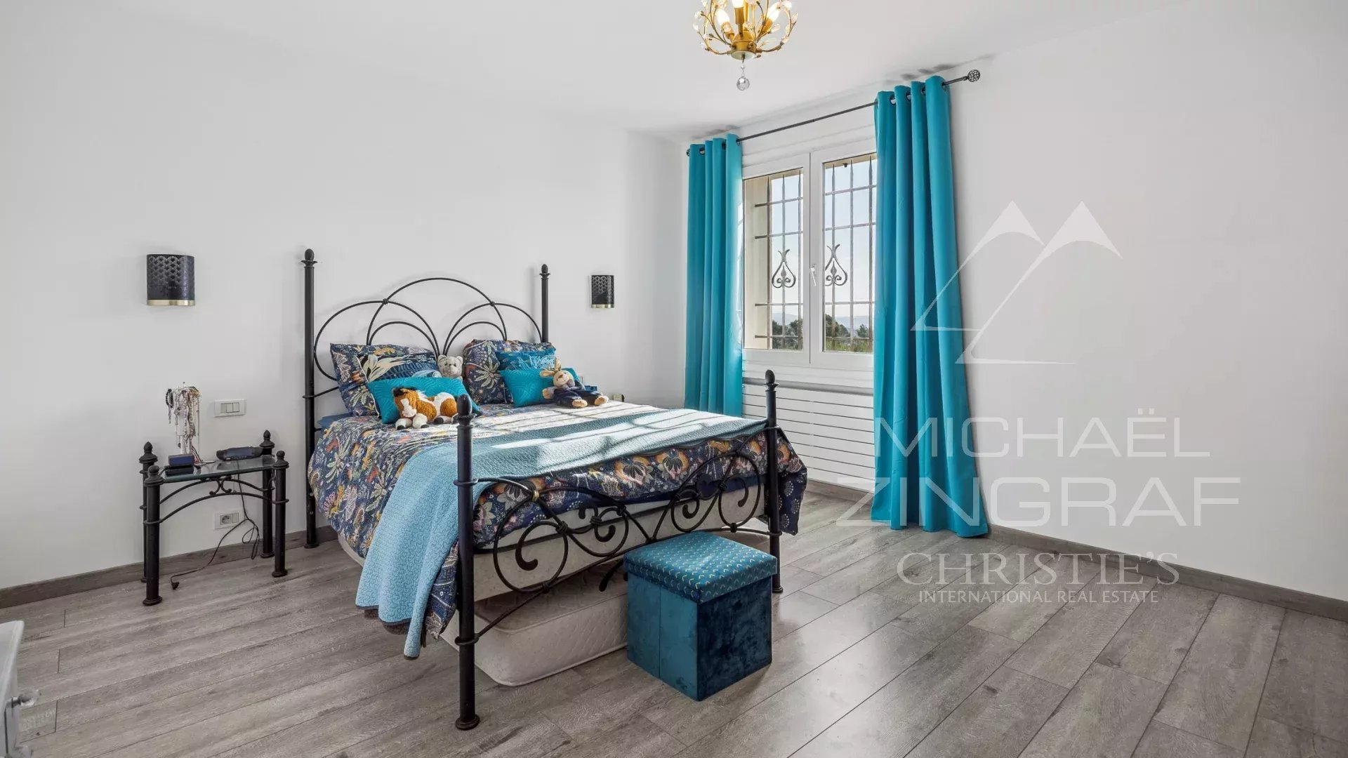 Elegante villa avec vue dégagée sur les collines