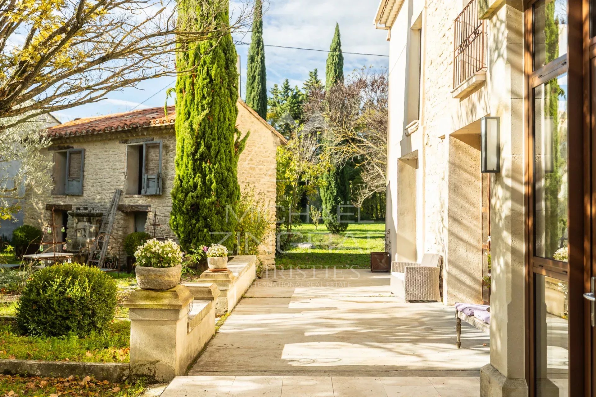 Exclusivité - Mas XIXème à 15 minutes à pied du centre-ville avec gîtes, grand garage et piscine