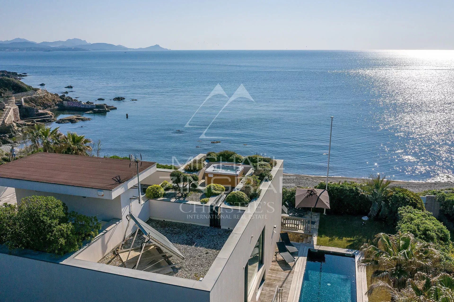 Nahe Cannes - Moderne Villa mit den Füßen im Wasser