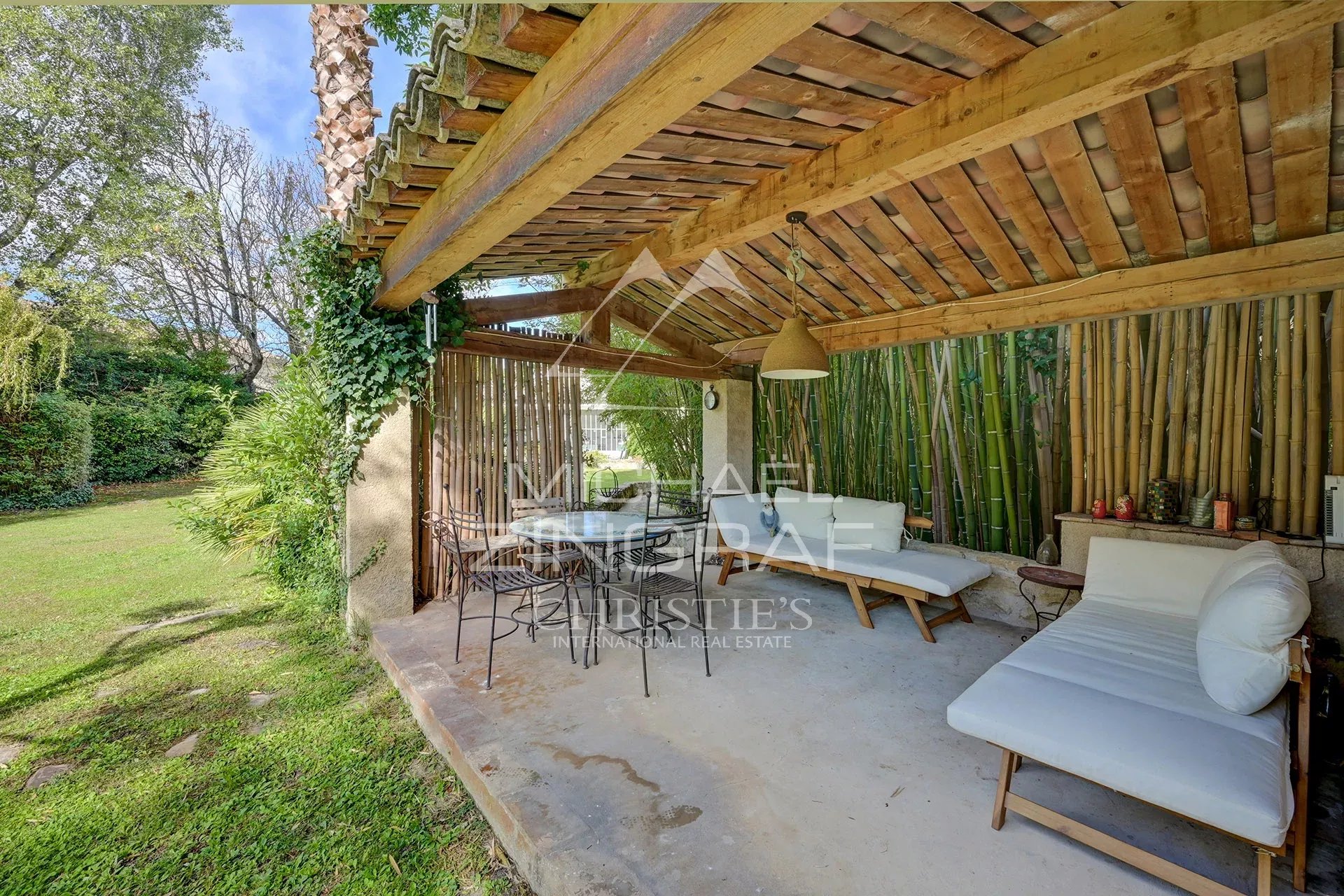 Propriété de caractère proche Avignon