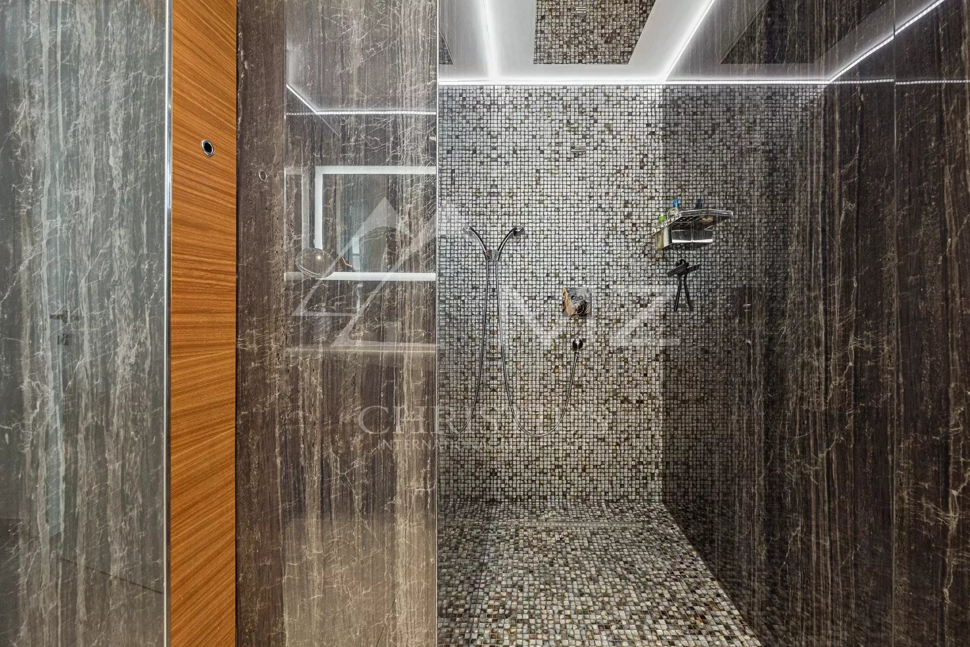 Stunning top-floor flat