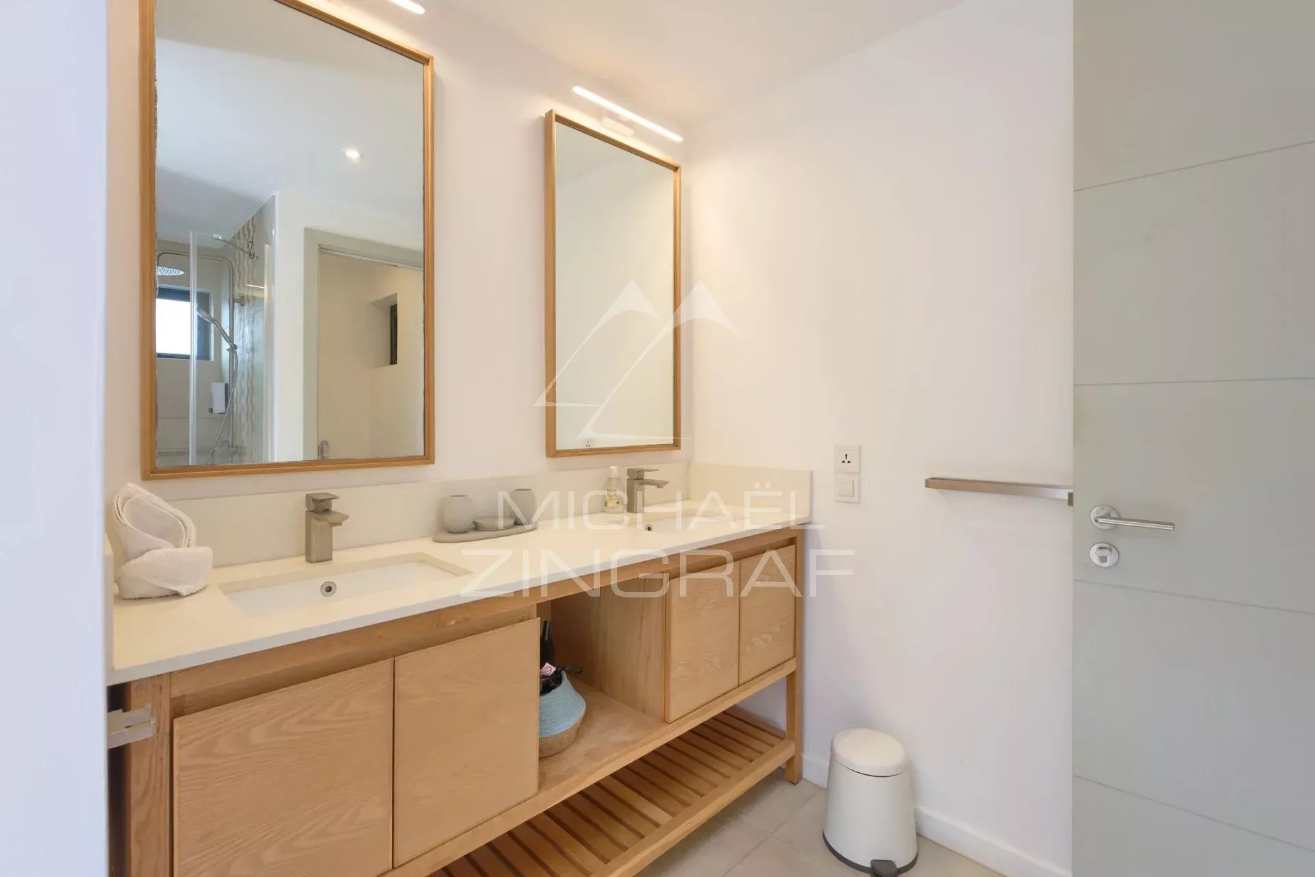Élégant Appartement de 3 Chambres dans une Résidence Sécurisée à Pointe aux Canonniers