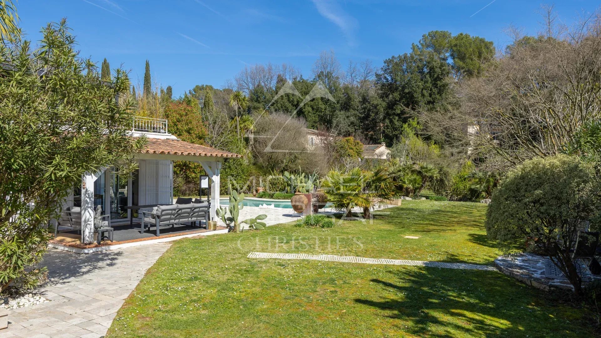Roquefort-les-Pins – Elegant family property in the heart of a sought-after residential area
