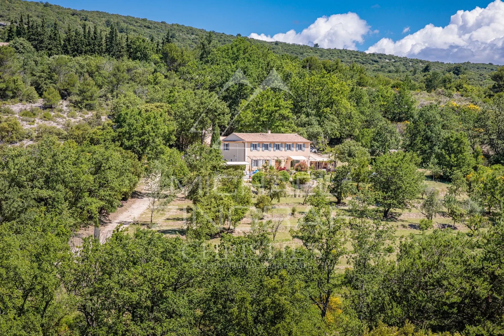 Murs – Élégante Bastide avec Vue Panoramique sur le Luberon