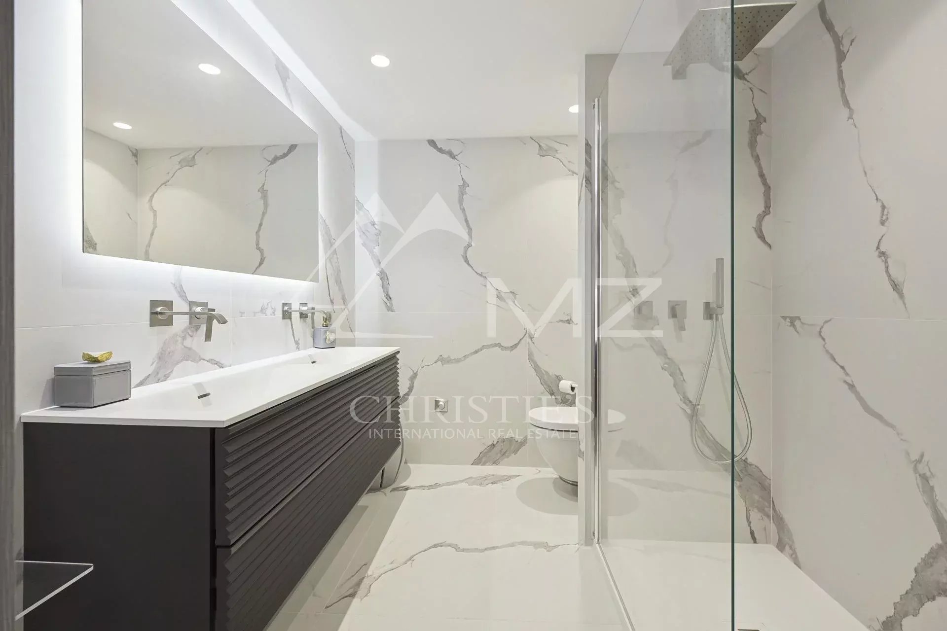 Magnificent contemporary apartment with a magical sea view