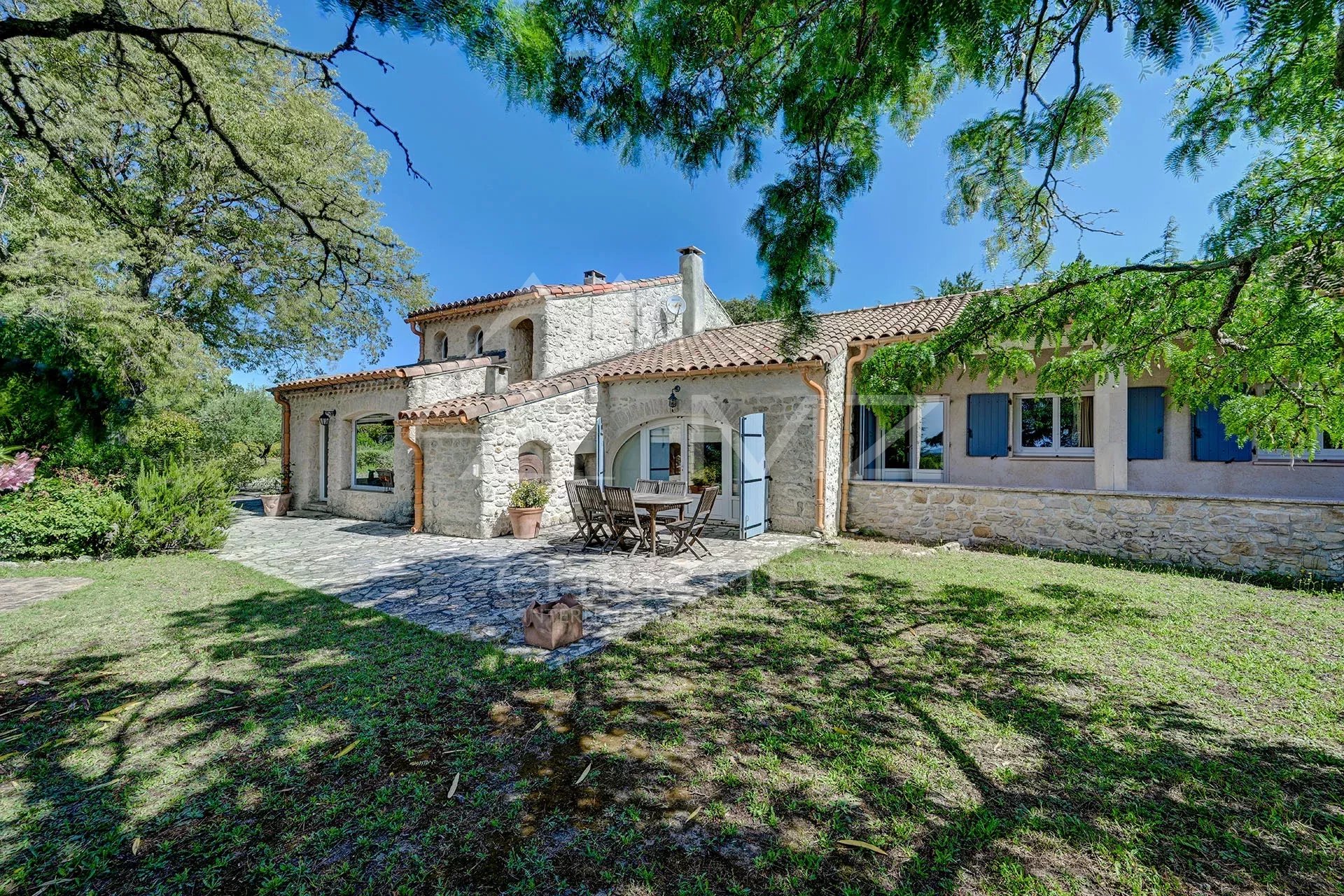 Entre Uzès et les Cévennes : sur 2 hectares, magnifique propriété