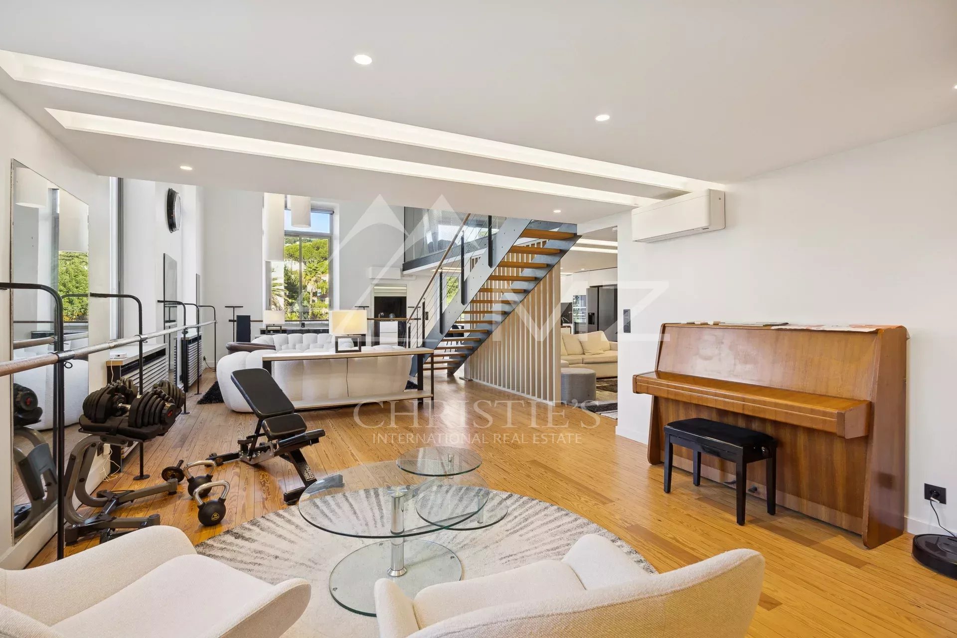 Vast Atypical Loft in Cannes Montfleury