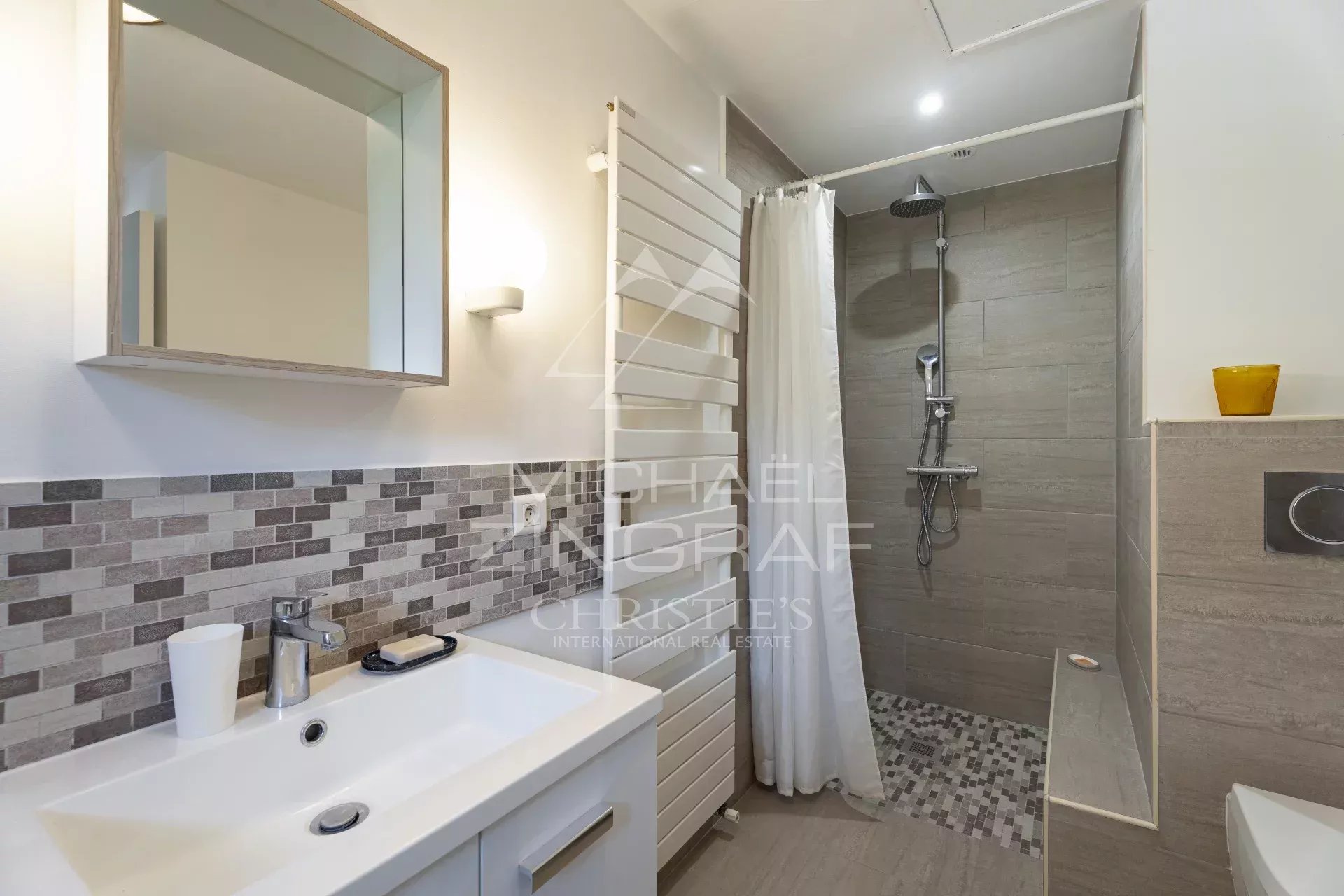 Joint  sale agent : Villa in an elevated position in Mougins