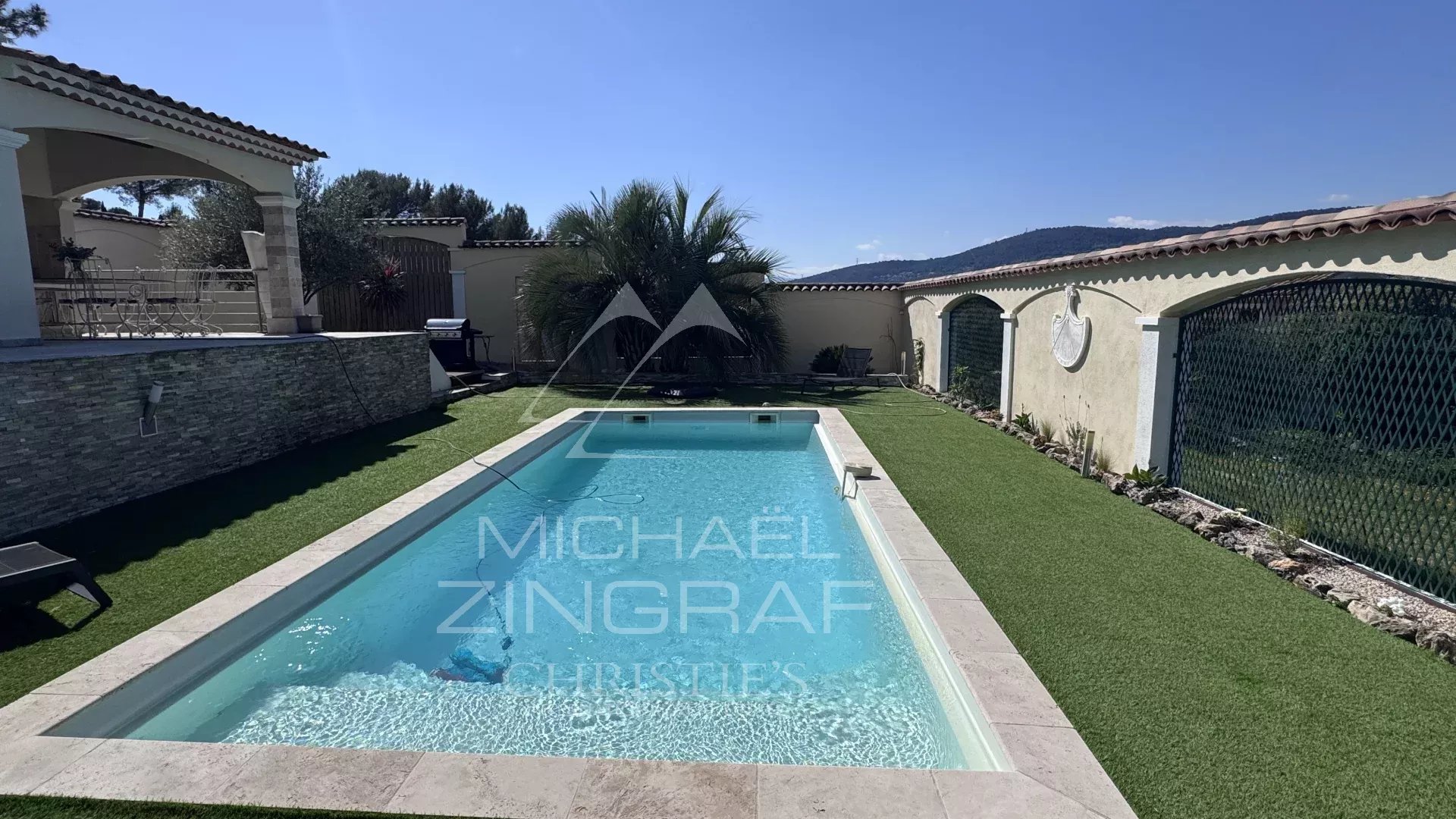 Elegant villa with open views over the hills
