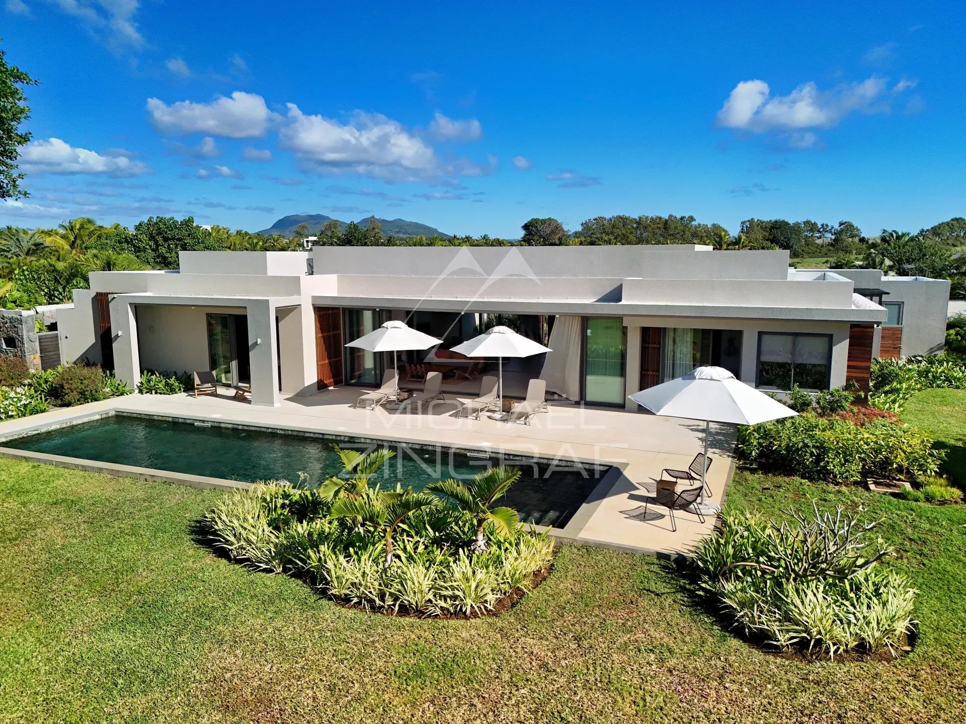 Moderne ebenerdige Villa mit Golfblick in ruhiger Lage