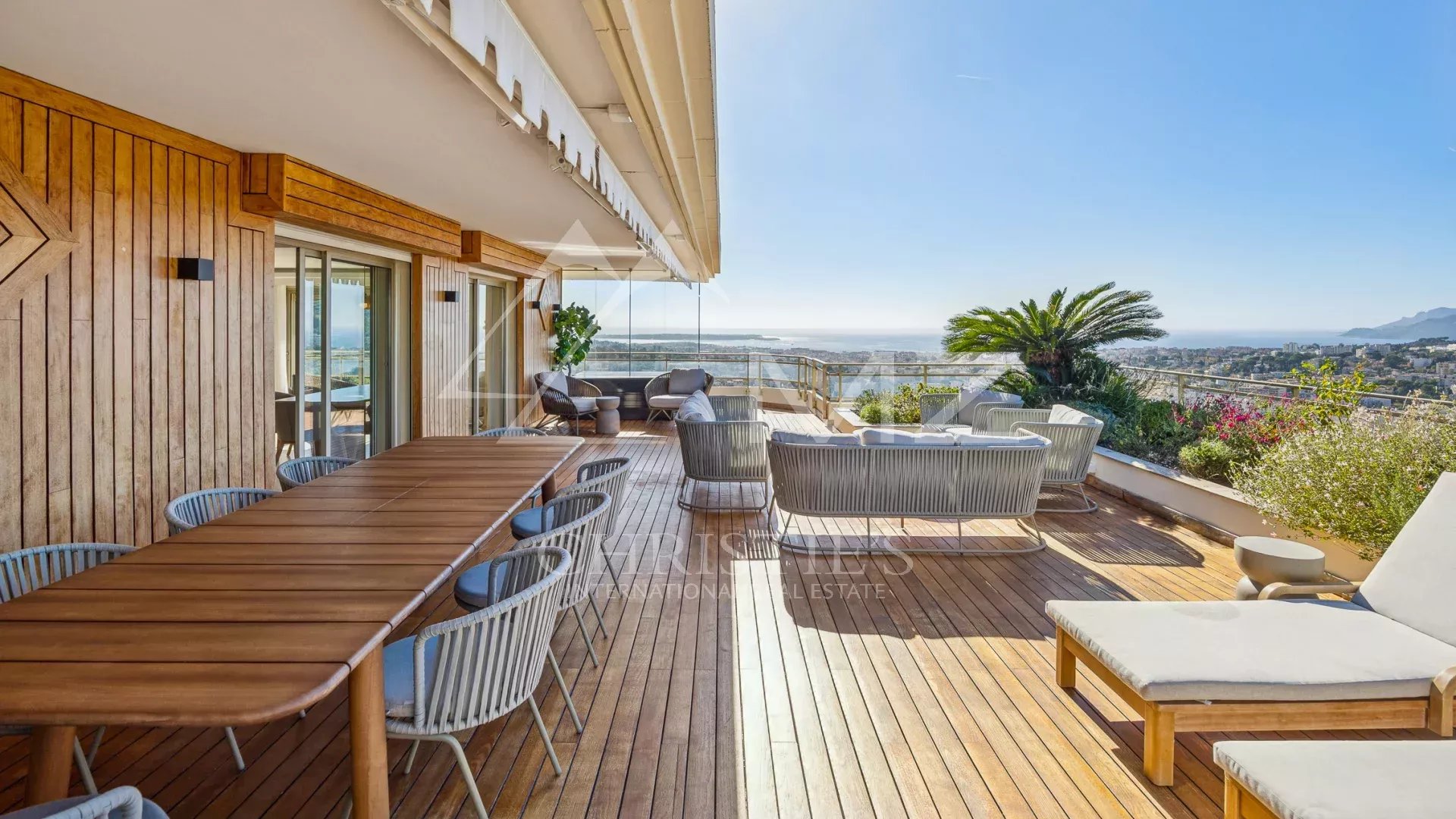 Discover this exceptional property located on the hills of residential Cannet