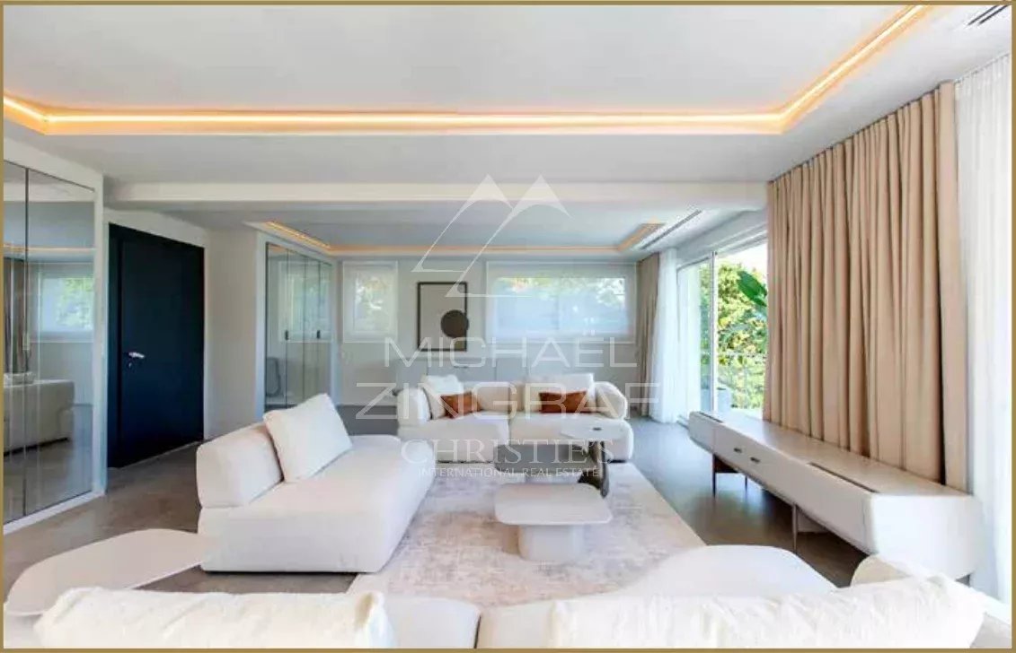SPLENDID RENOVATED CONTEMPORARY VILLA OF 320 SQM LOCATED IN A PRIVATE ESTATE