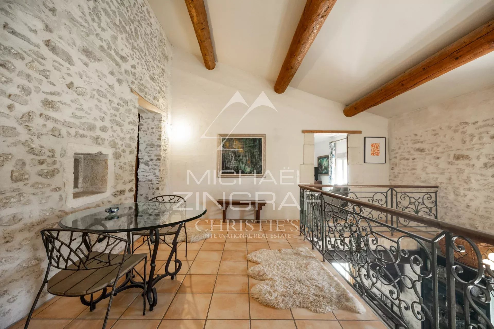 Mas provençal en pierre entouré d'oliviers