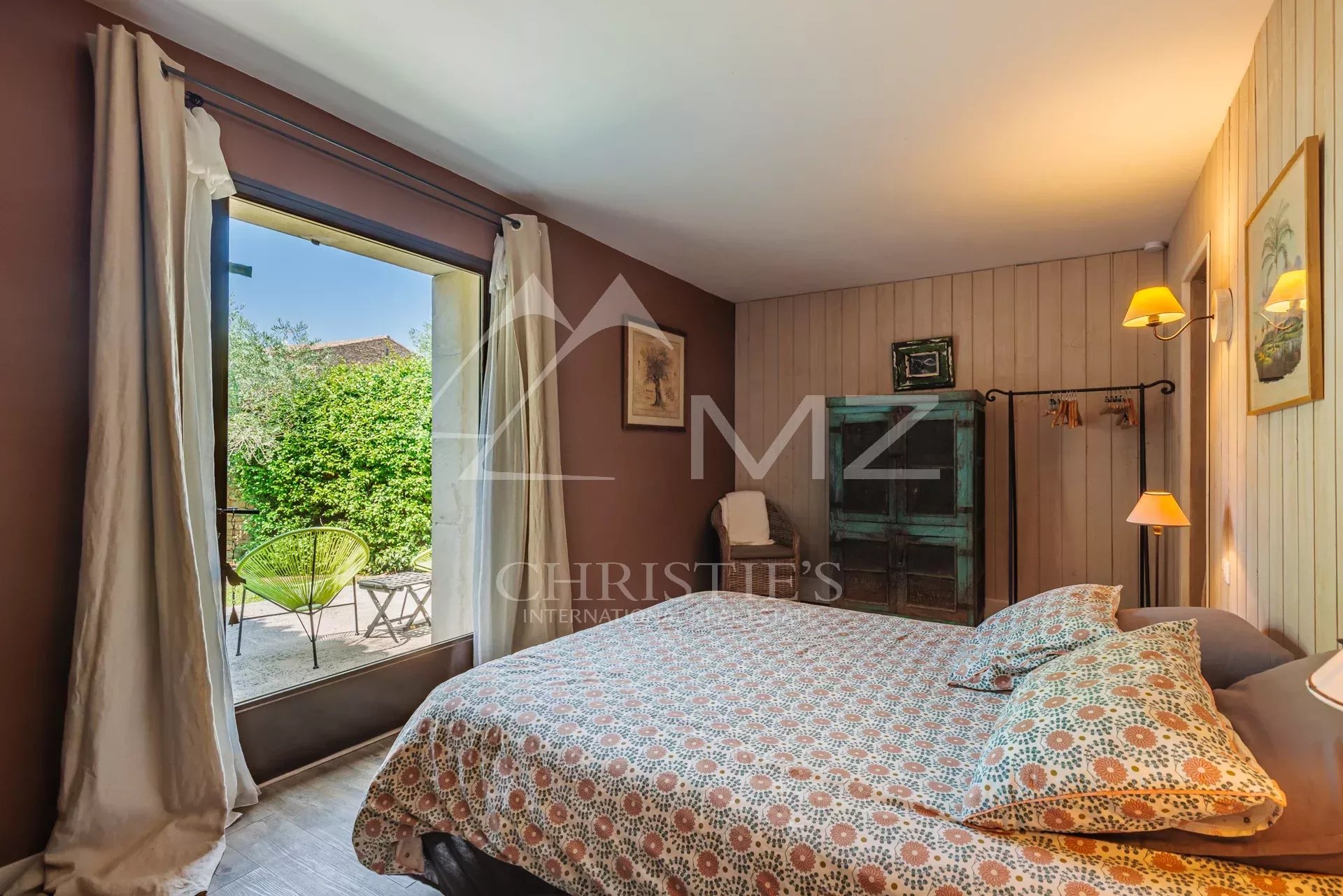 Gordes  - Beautiful stone house on a plot suitable for building, with a swimming pool