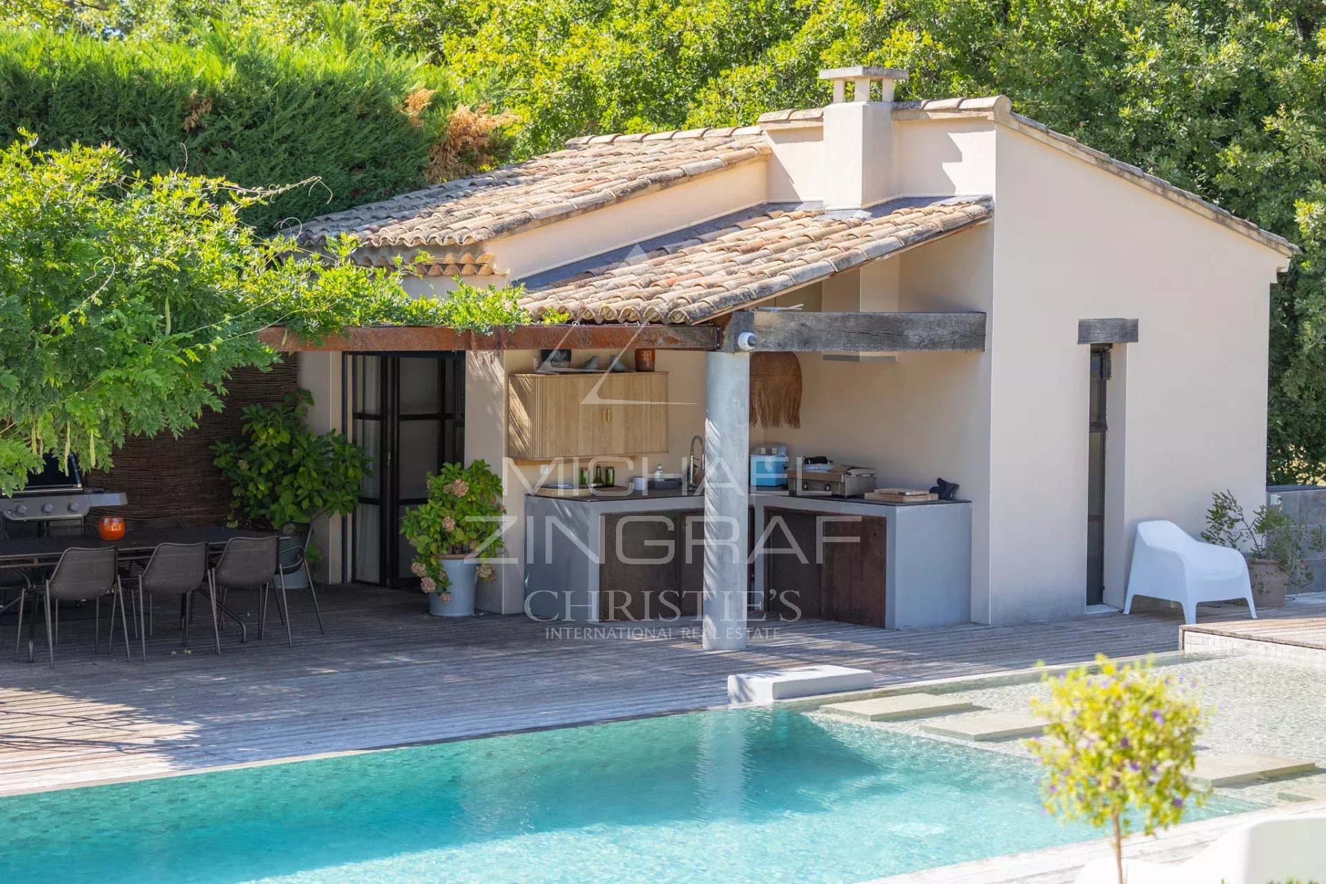 Entre tradition et contemporain, superbe maison en pierre de plain-pied avec piscine et vue sur le Luberon. Vendue entièrement meublée.