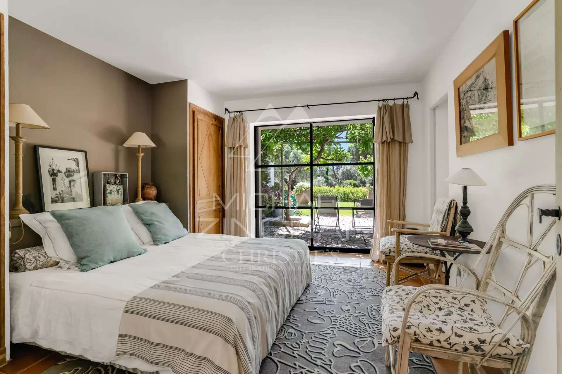 Magnificent property with tennis court - Les Salins, la Moutte