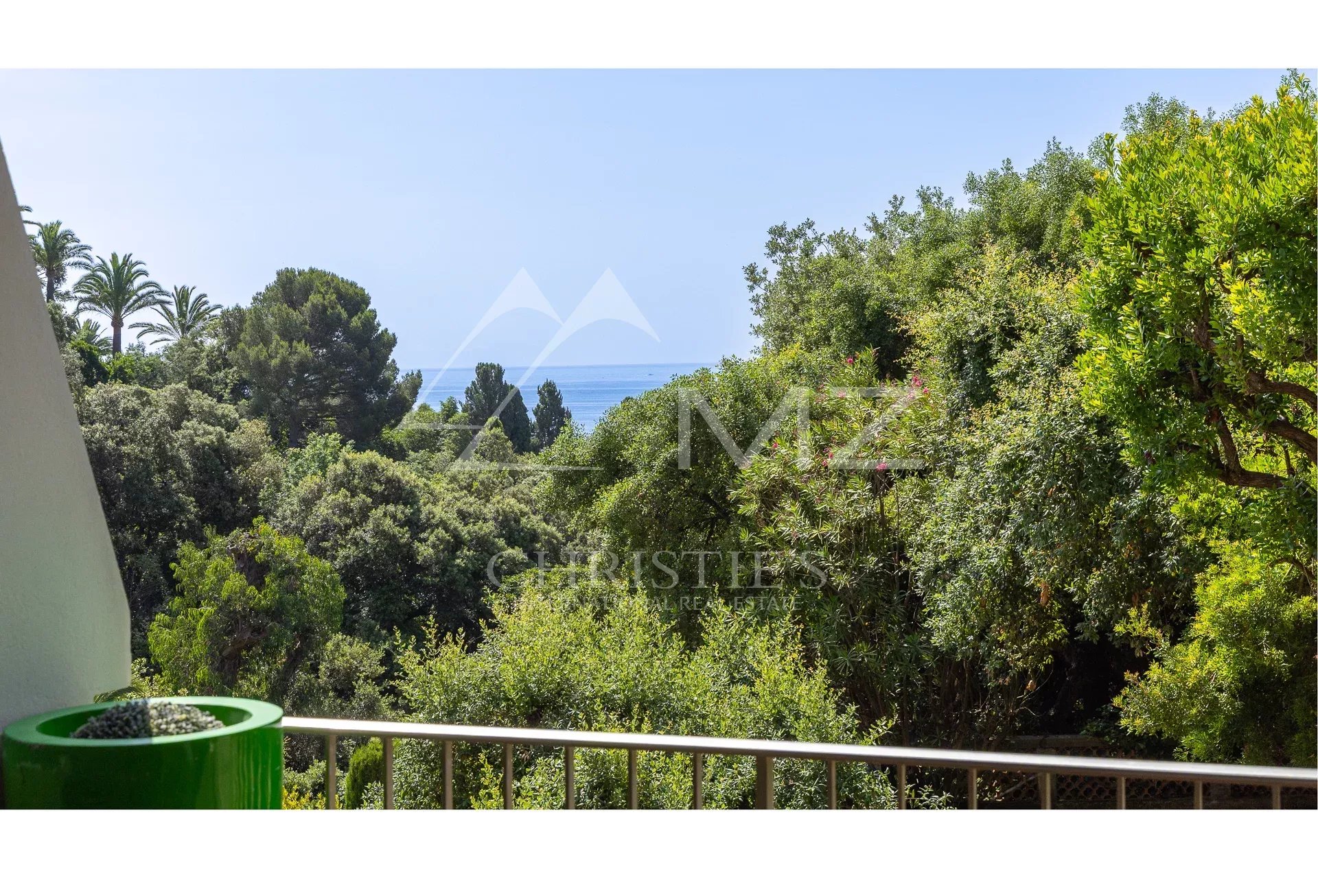 Superb contemporary 3-room apartment in perfect condition