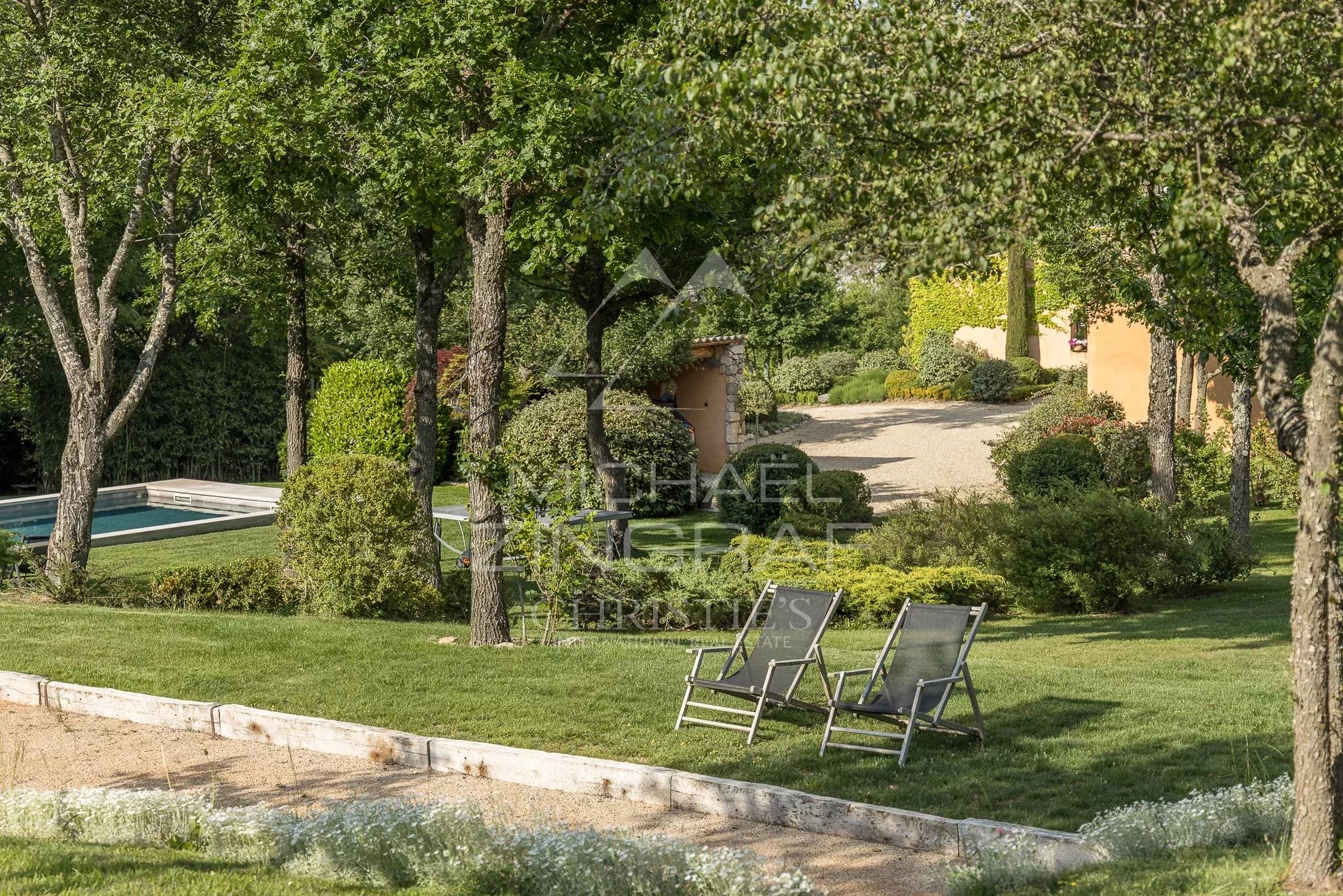 Elegance and Nature: A Unique Haven of Peace on 10 Hectares with Panoramic Views