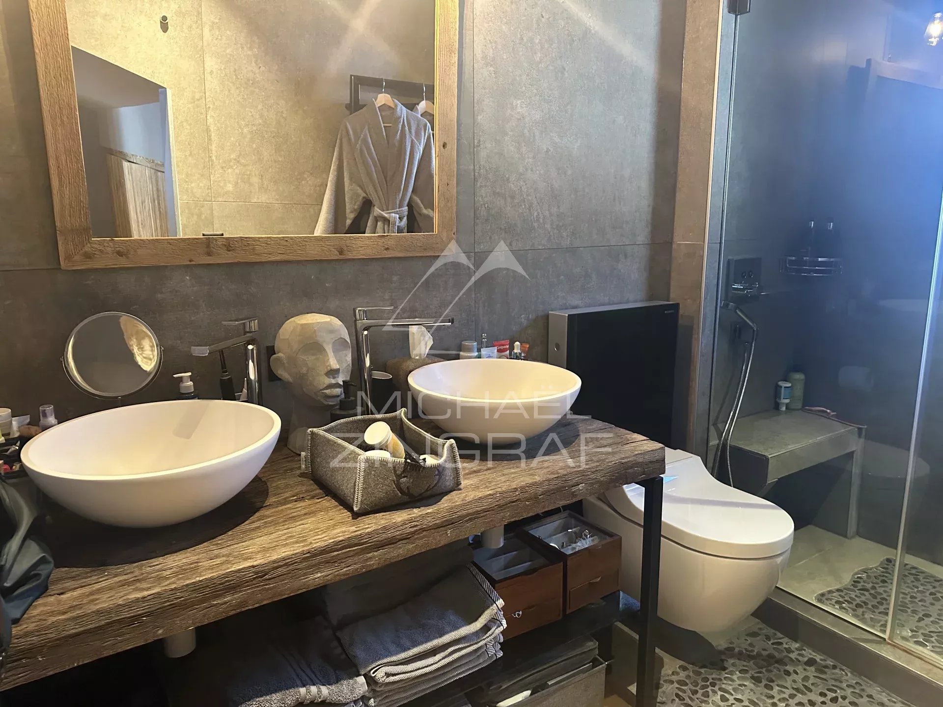 Attique contemporain avec 3 chambres à coucher au coeur de Gstaad