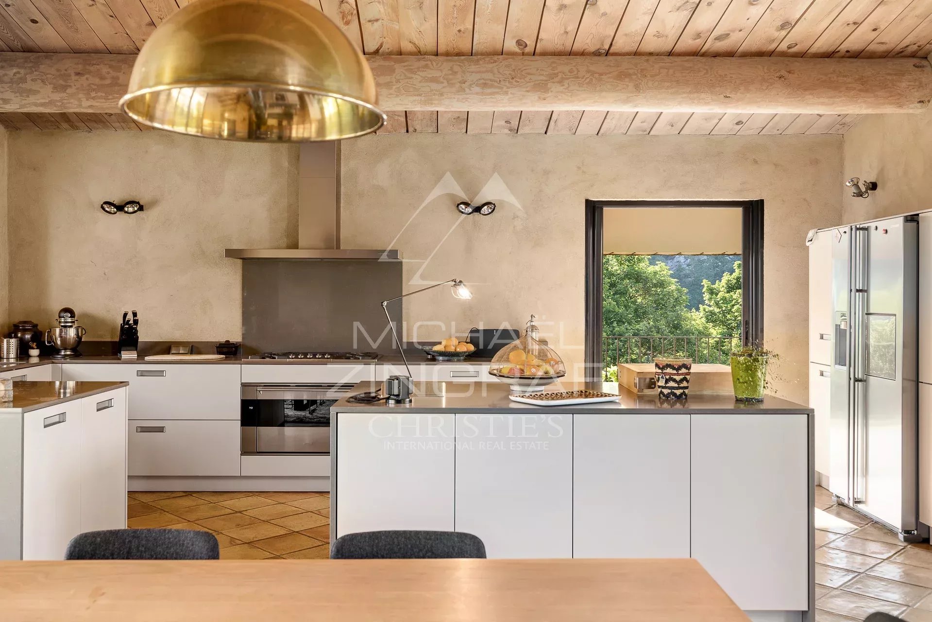 Elegance and Nature: A Unique Haven of Peace on 10 Hectares with Panoramic Views