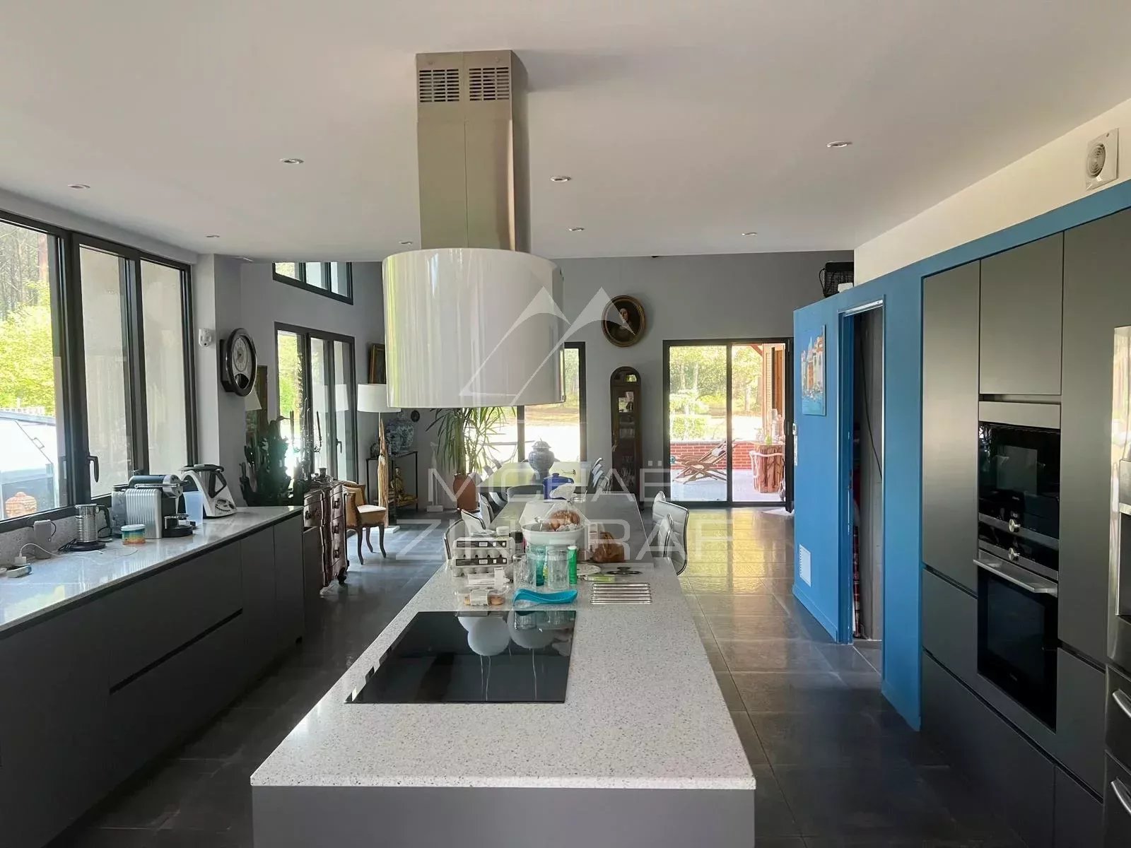 LAC DE SANGUINET - PROPRIÉTÉ SUR UN GRAND TERRAIN AVEC PISCINE