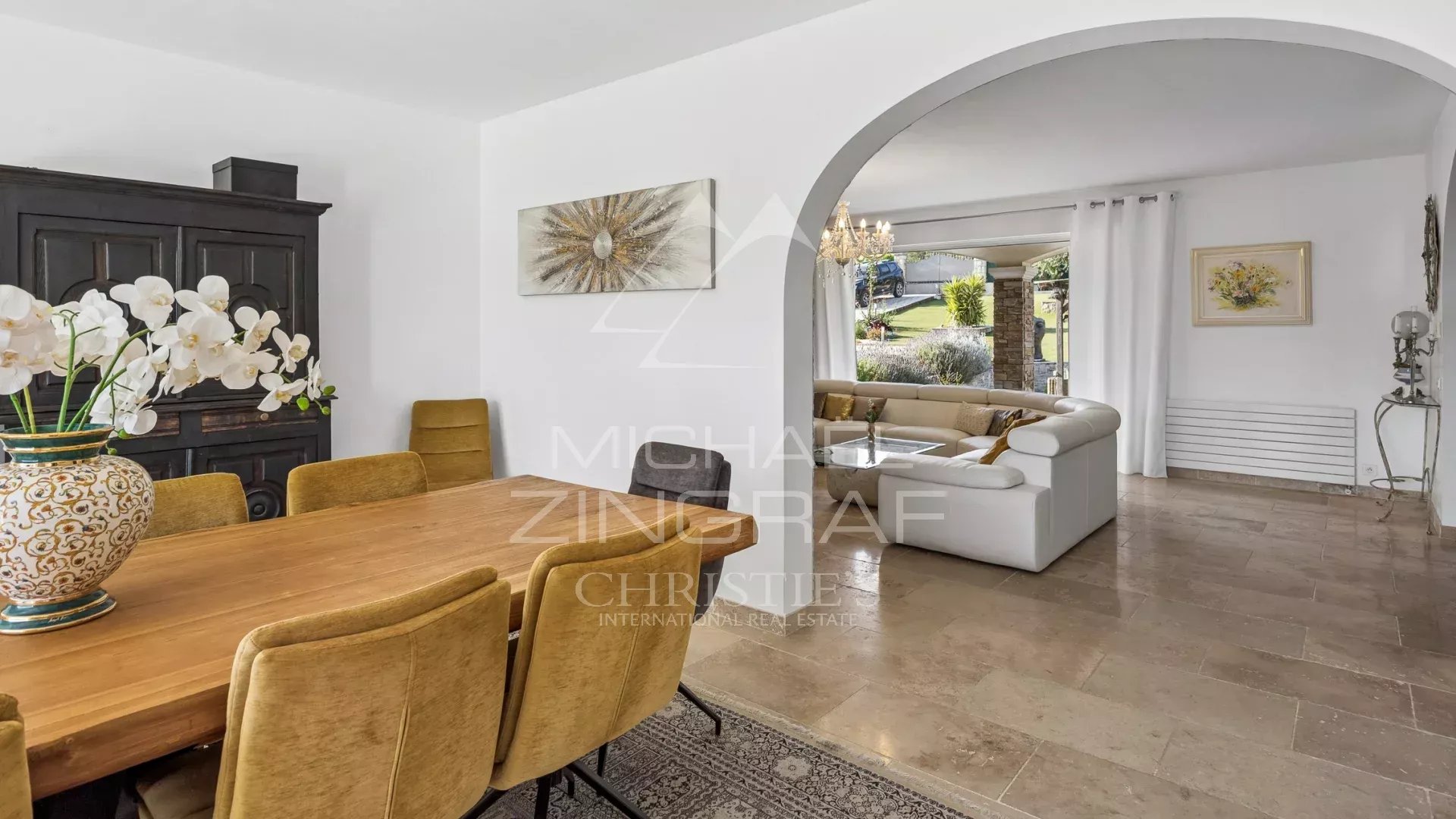Elegante villa avec vue dégagée sur les collines