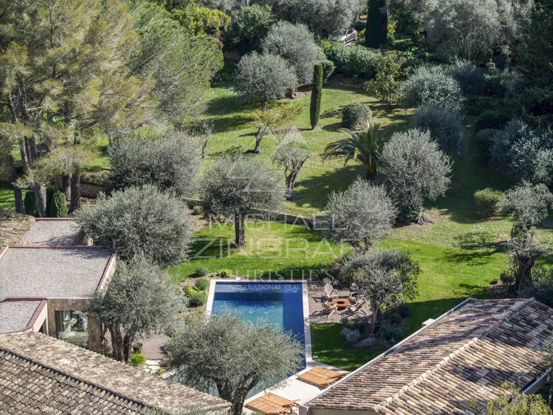 In der Nähe von Cannes – Hervorragende Villa mit Charme und moderner Ausstattung – 5/6 Schlafzimmer