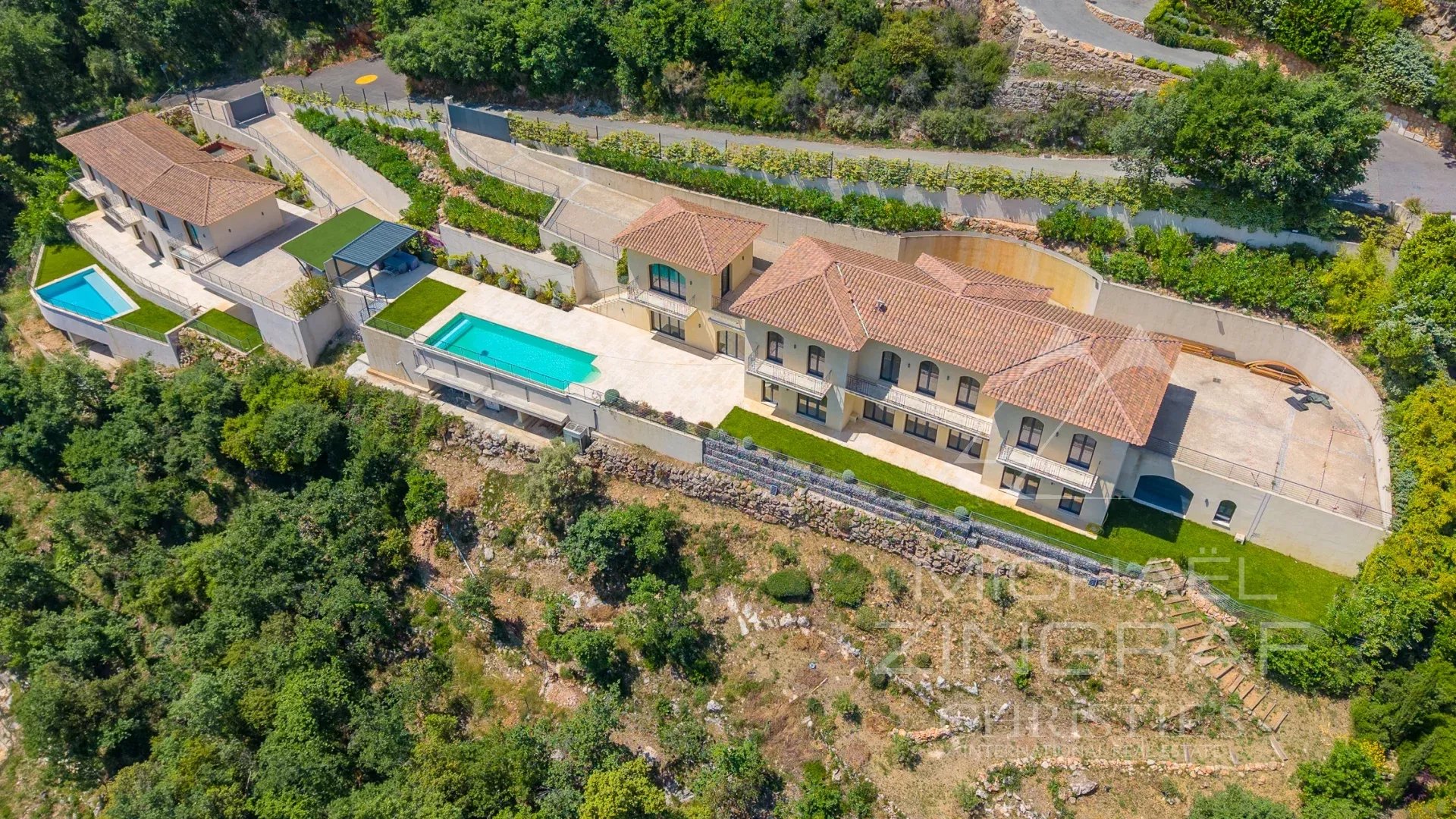 Villa au style épuré sur les balcons de la Riviera
