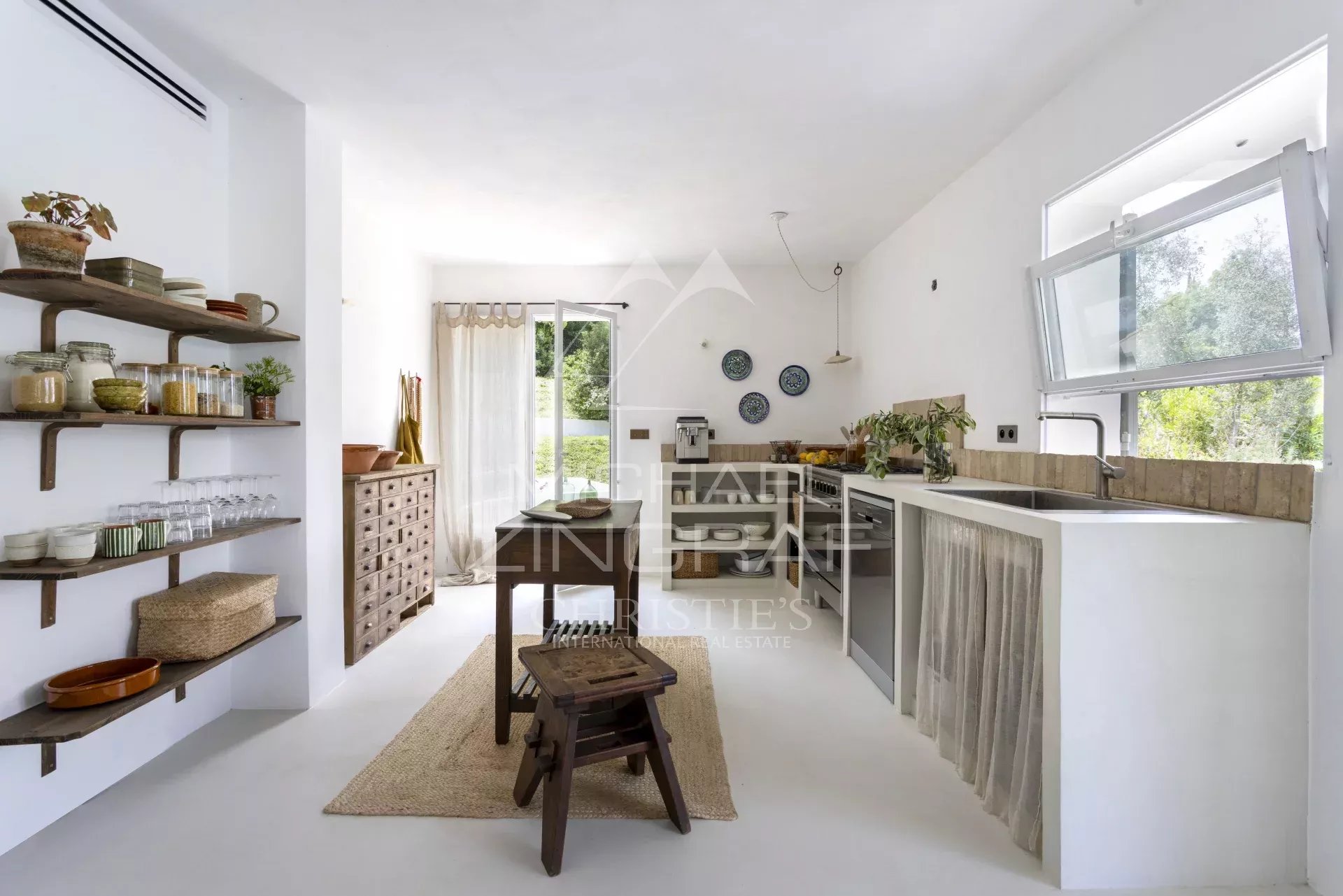 Roquefort-les-Pins: Elegante, Komplettrenovierte Immobilie