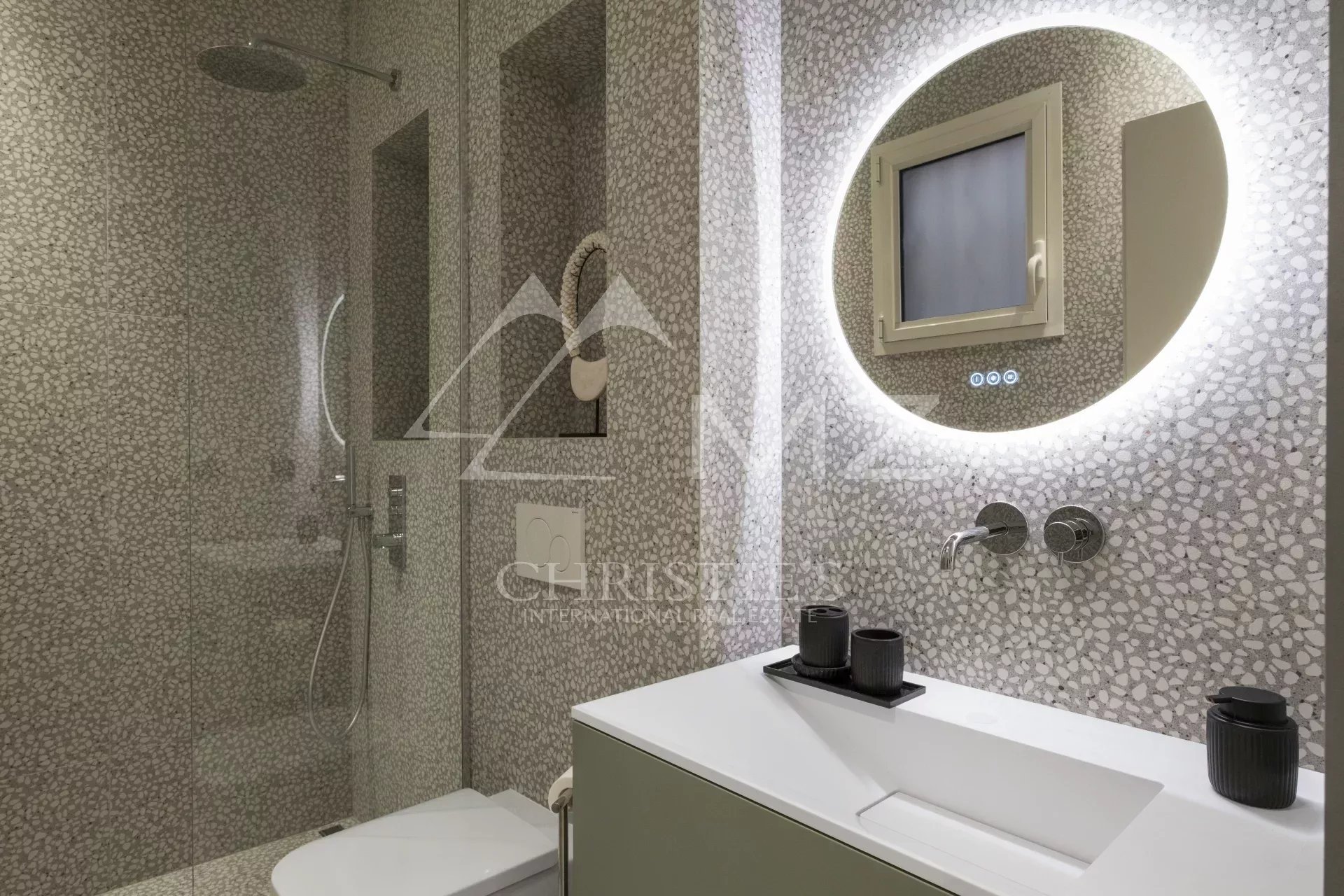 Cannes Croisette - Appartement 4 Pièces rénové - Vue mer - Etage élevé