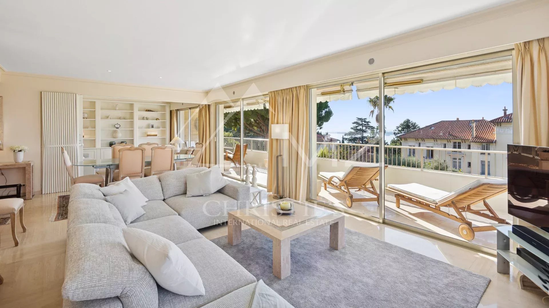 Superb 4-room corner apartment in a luxury residence