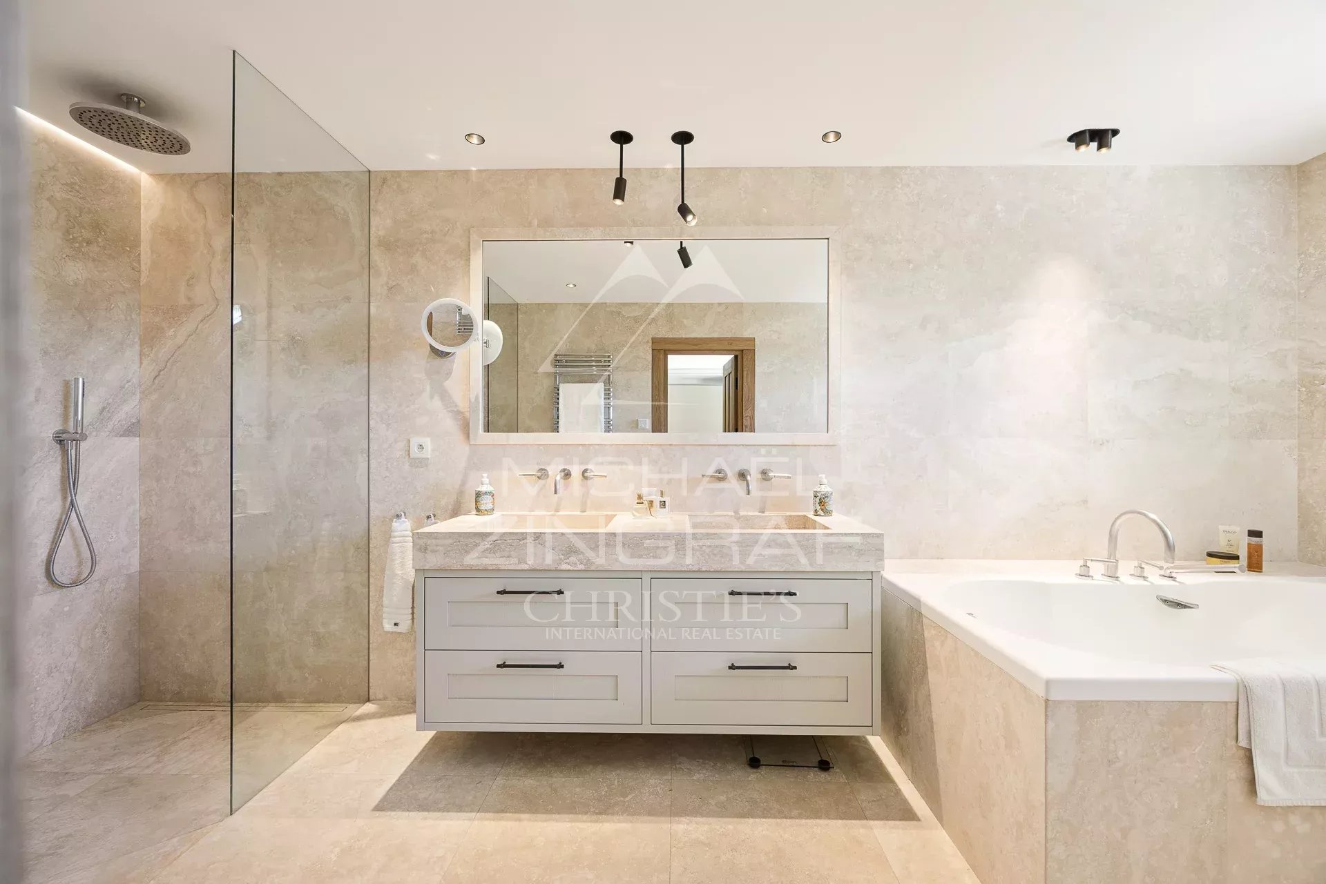 Höhenlagen von Cannes - Komplettrenovierte Villa mit Meer - und Bergblick