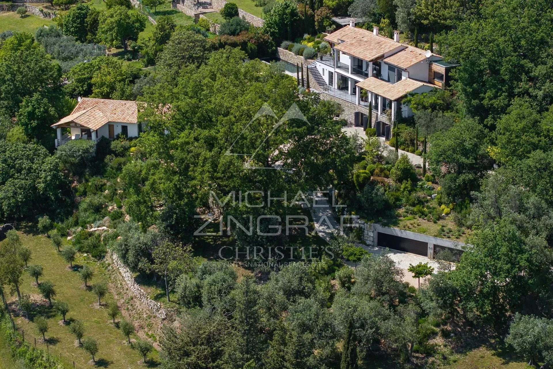 Domaine d’exception composé de trois maisons à proximité du village