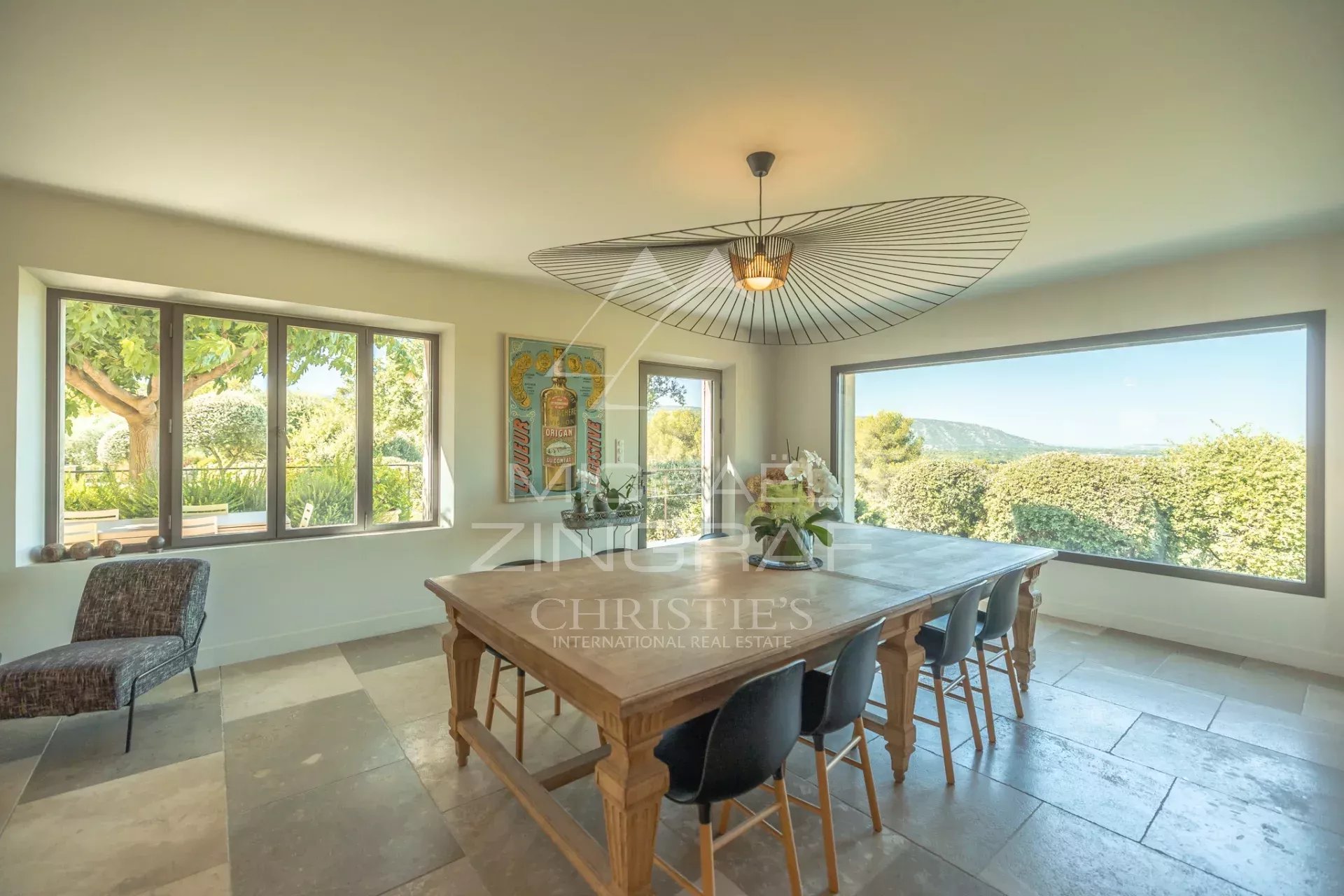 Vue panoramique, élégance provençale et confort contemporain avec piscine