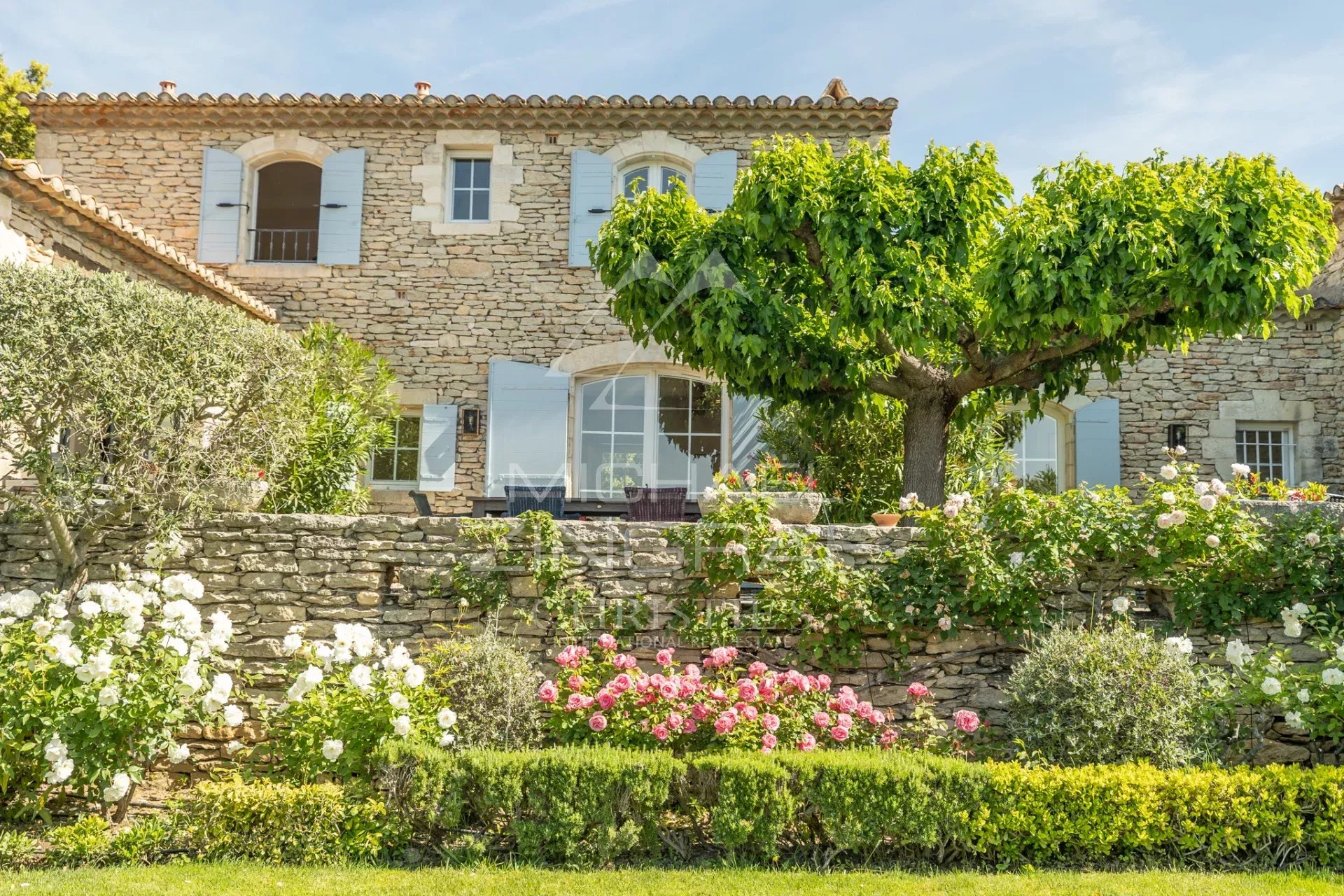 Gordes - Superbe maison en pierres proche du village