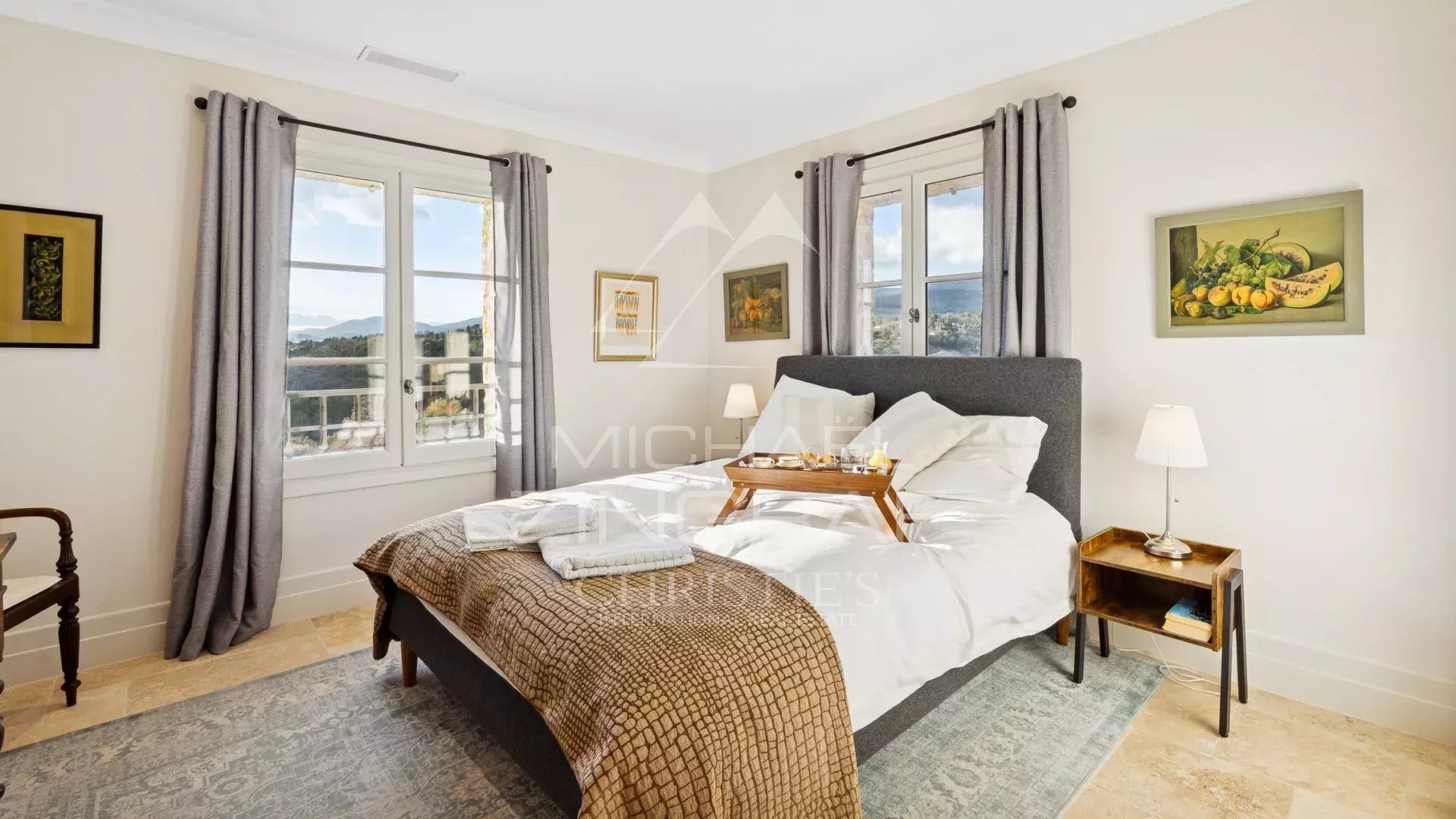 Bastide de charme baignée de lumière, à pied du village