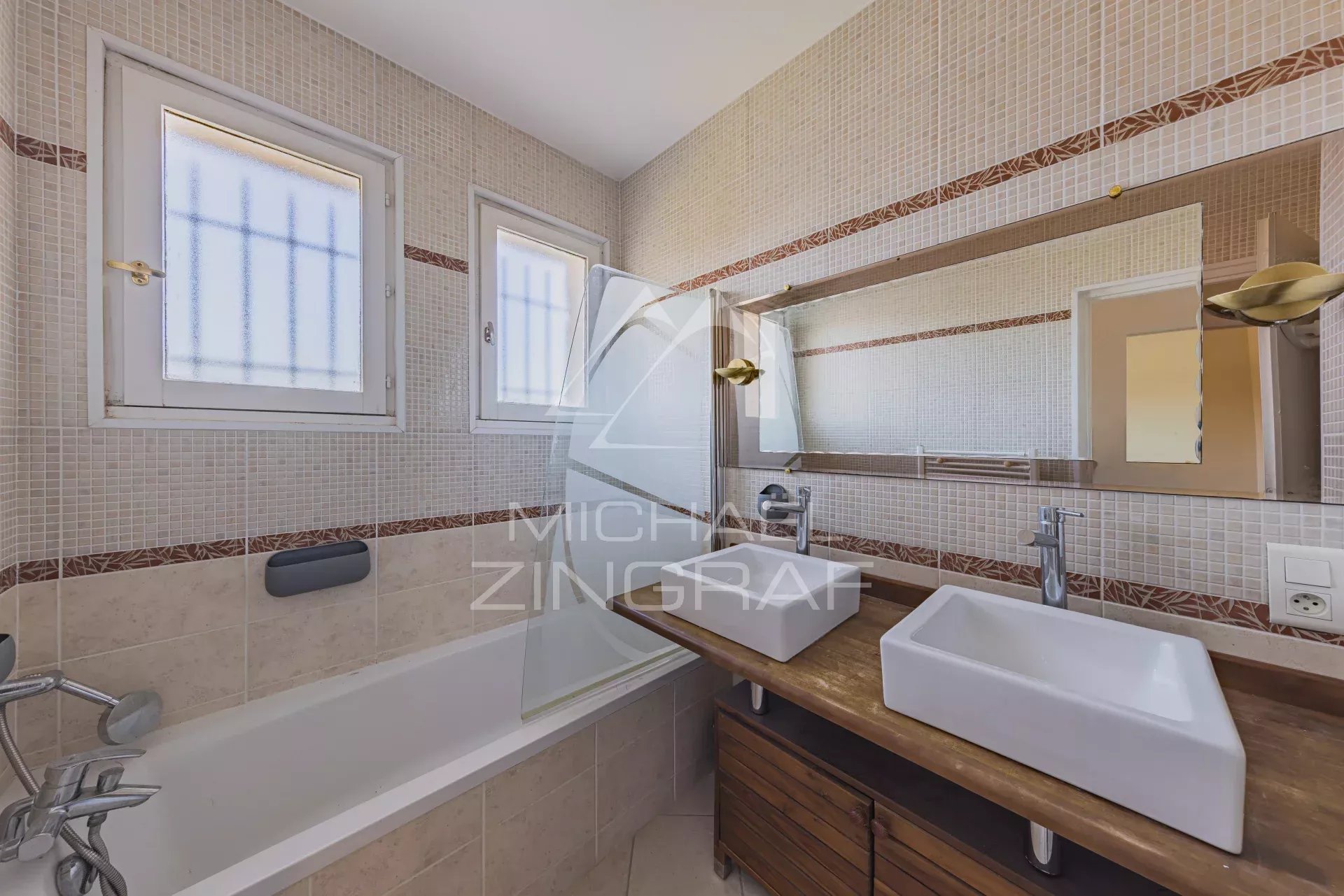 Une villa d'architecte dans un décor authentique au Port de la Hume