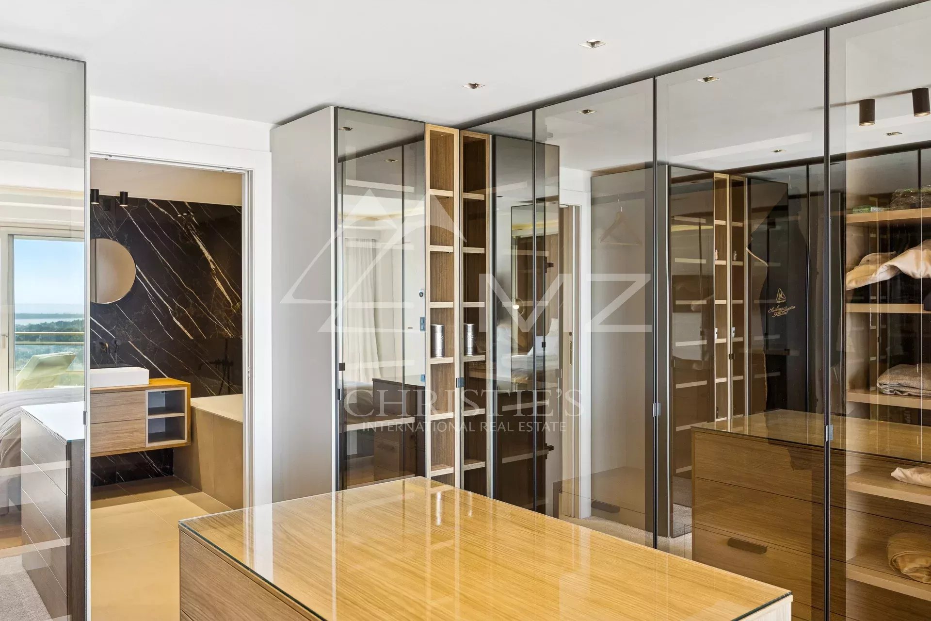 Discover this exceptional property located on the hills of residential Cannet