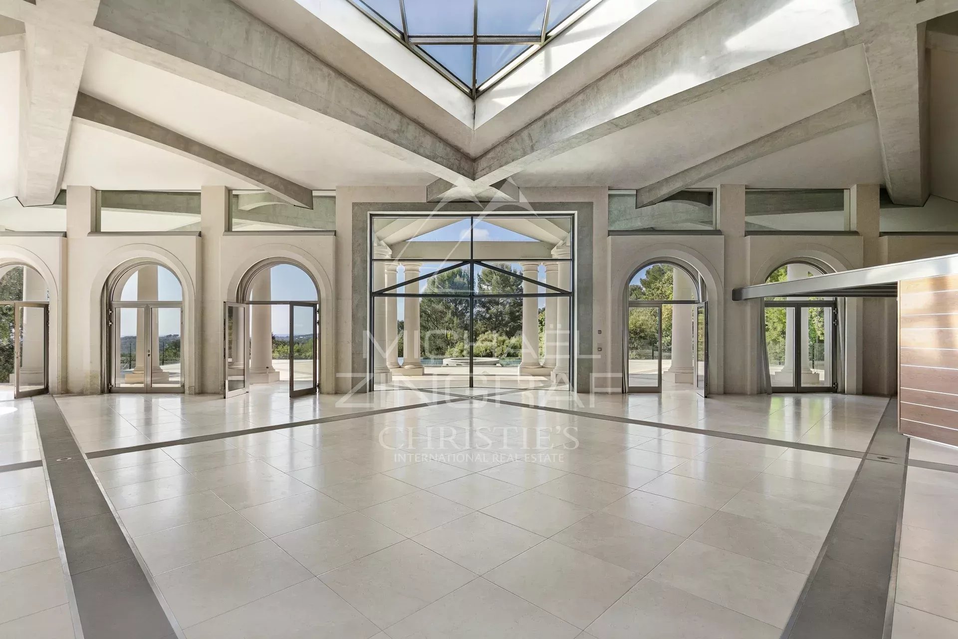 Biot : Propriété unique de plus de 1 300m² avec vue mer