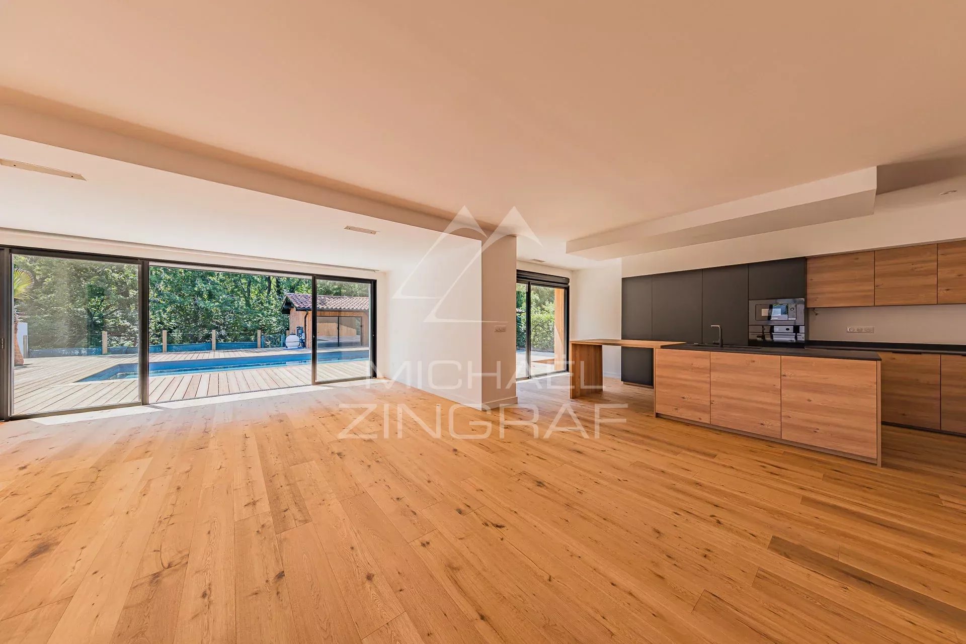 La Hume – a luxury family home with an outbuilding