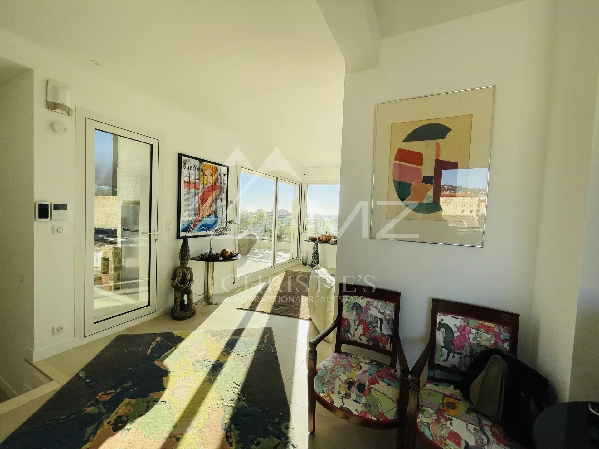 A 15 minutes à pied du centre ville, découvrez cette villa toit d'exception située dans le quartier de Cannes Anglais